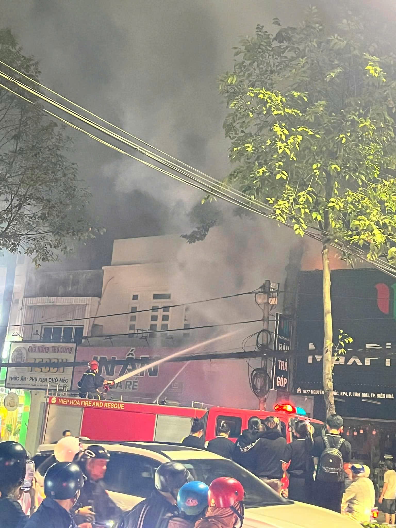 Cảnh sát giải cứu người mắc kẹt trong đám cháy tiệm giặt ủi ở Đồng Nai- Ảnh 6. Cảnh sát giải cứu người mắc kẹt trong đám cháy tiệm giặt ủi ở Đồng Nai- Ảnh 6.