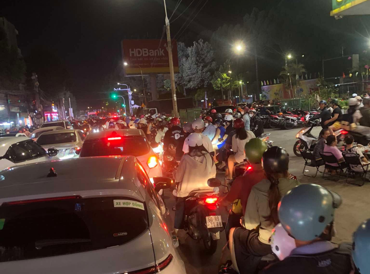 Cảnh sát giải cứu người mắc kẹt trong đám cháy tiệm giặt ủi ở Đồng Nai- Ảnh 2. Cảnh sát giải cứu người mắc kẹt trong đám cháy tiệm giặt ủi ở Đồng Nai- Ảnh 2.