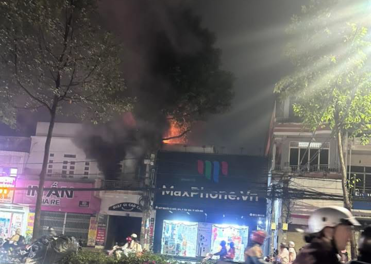 Cảnh sát giải cứu người mắc kẹt trong đám cháy tiệm giặt ủi ở Đồng Nai- Ảnh 5. Cảnh sát giải cứu người mắc kẹt trong đám cháy tiệm giặt ủi ở Đồng Nai- Ảnh 5.