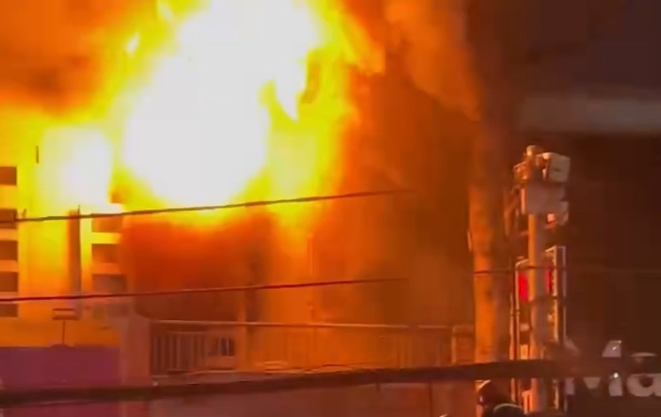 Cảnh sát giải cứu người mắc kẹt trong đám cháy tiệm giặt ủi ở Đồng Nai- Ảnh 1. Cảnh sát giải cứu người mắc kẹt trong đám cháy tiệm giặt ủi ở Đồng Nai- Ảnh 1.