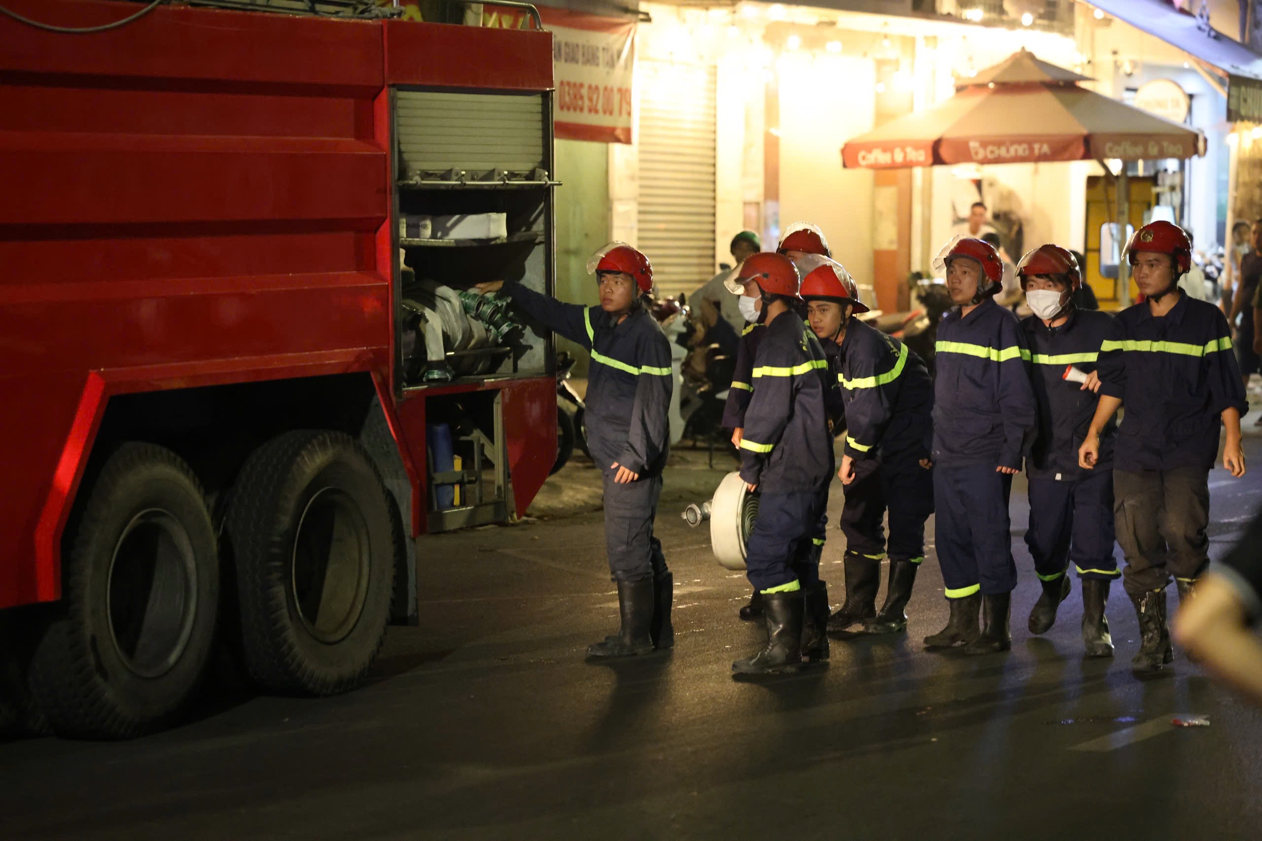 Cảnh sát giải cứu người mắc kẹt trong đám cháy tiệm giặt ủi ở Đồng Nai- Ảnh 13. Cảnh sát giải cứu người mắc kẹt trong đám cháy tiệm giặt ủi ở Đồng Nai- Ảnh 13.