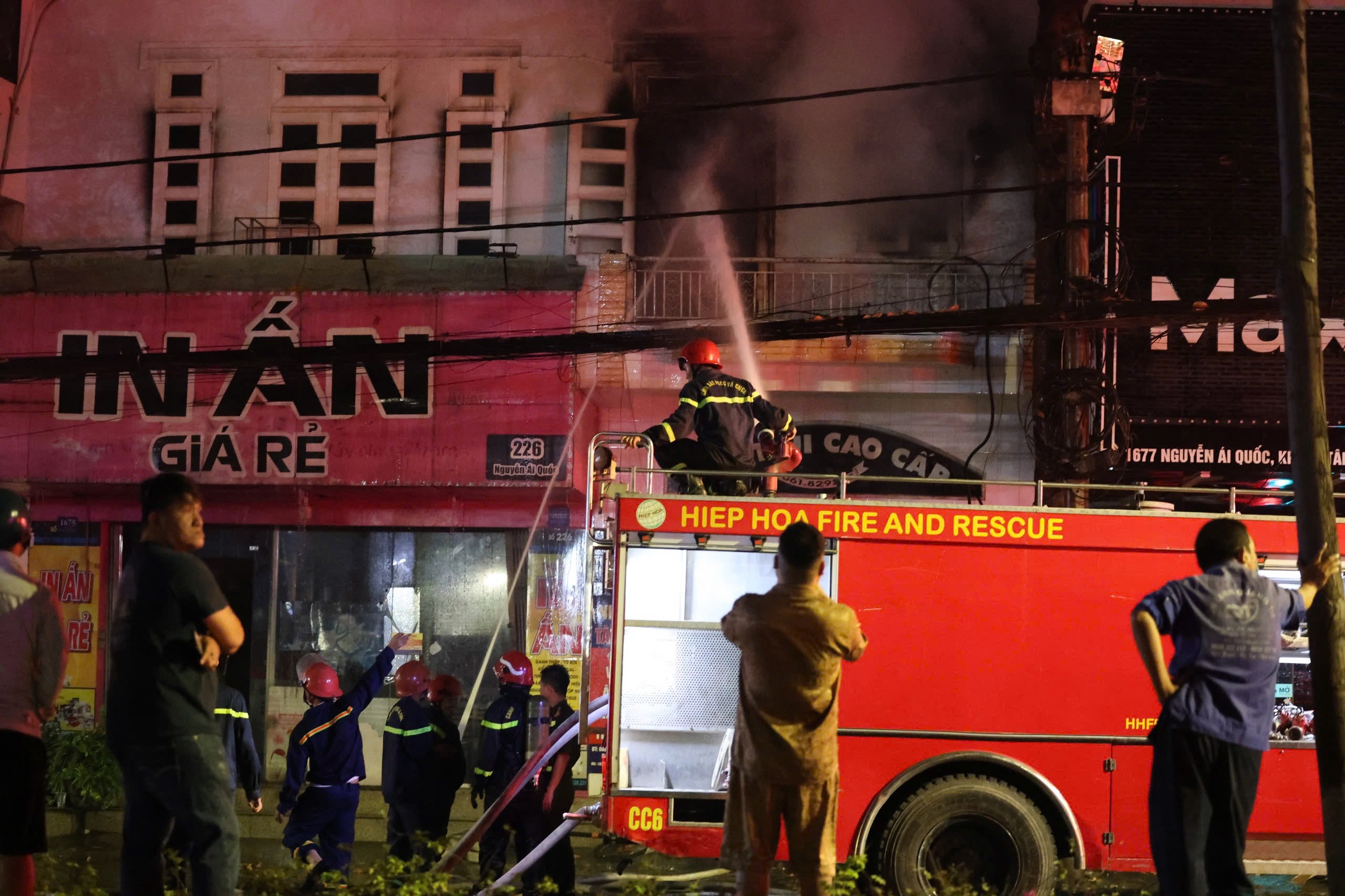 Cảnh sát giải cứu người mắc kẹt trong đám cháy tiệm giặt ủi ở Đồng Nai- Ảnh 10. Cảnh sát giải cứu người mắc kẹt trong đám cháy tiệm giặt ủi ở Đồng Nai- Ảnh 10.