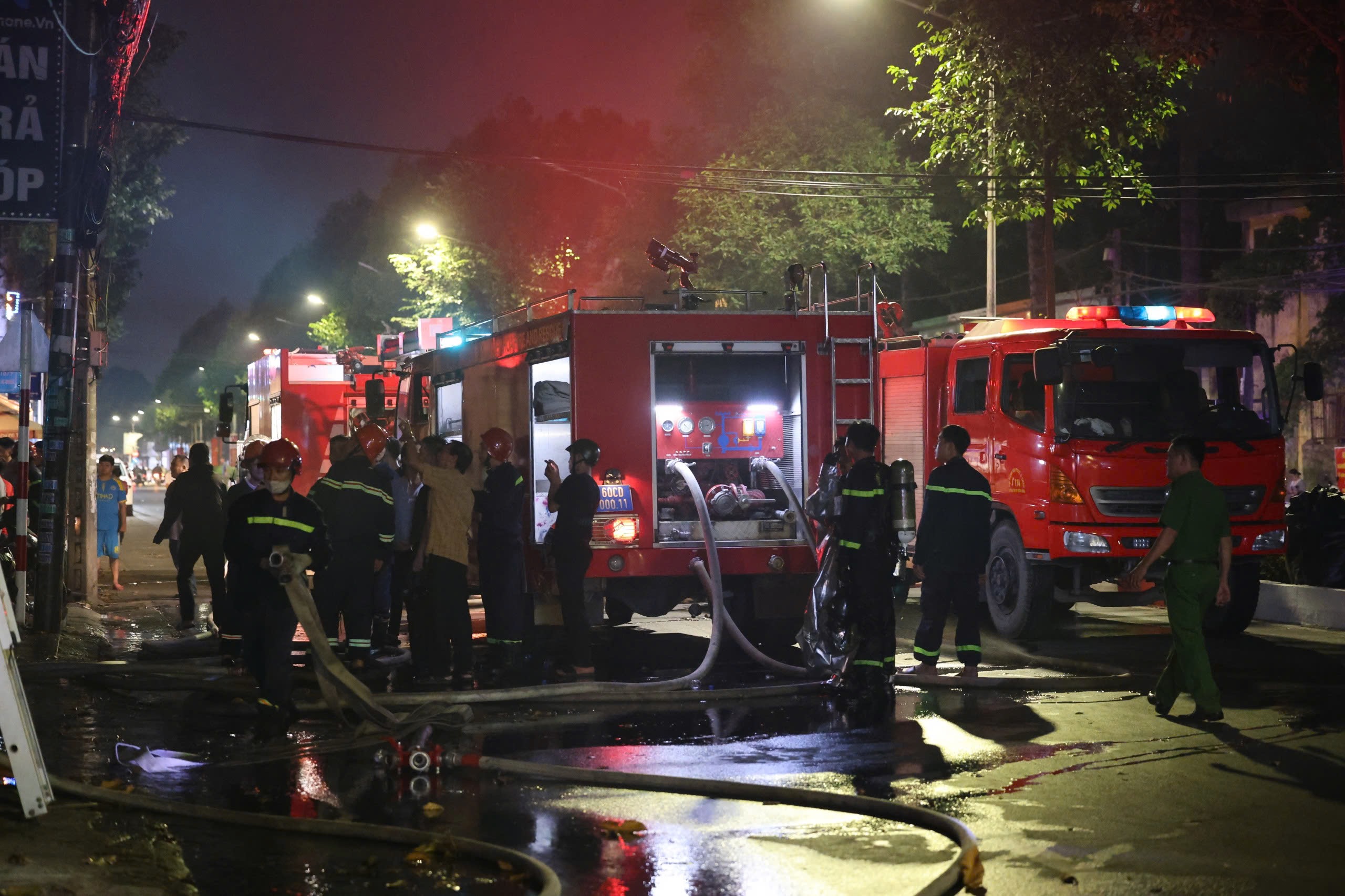 Cảnh sát giải cứu người mắc kẹt trong đám cháy tiệm giặt ủi ở Đồng Nai- Ảnh 11. Cảnh sát giải cứu người mắc kẹt trong đám cháy tiệm giặt ủi ở Đồng Nai- Ảnh 11.