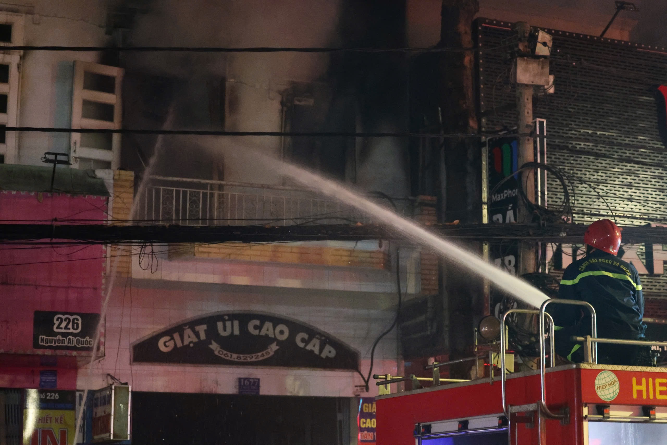 Cảnh sát giải cứu người mắc kẹt trong đám cháy tiệm giặt ủi ở Đồng Nai- Ảnh 12. Cảnh sát giải cứu người mắc kẹt trong đám cháy tiệm giặt ủi ở Đồng Nai- Ảnh 12.