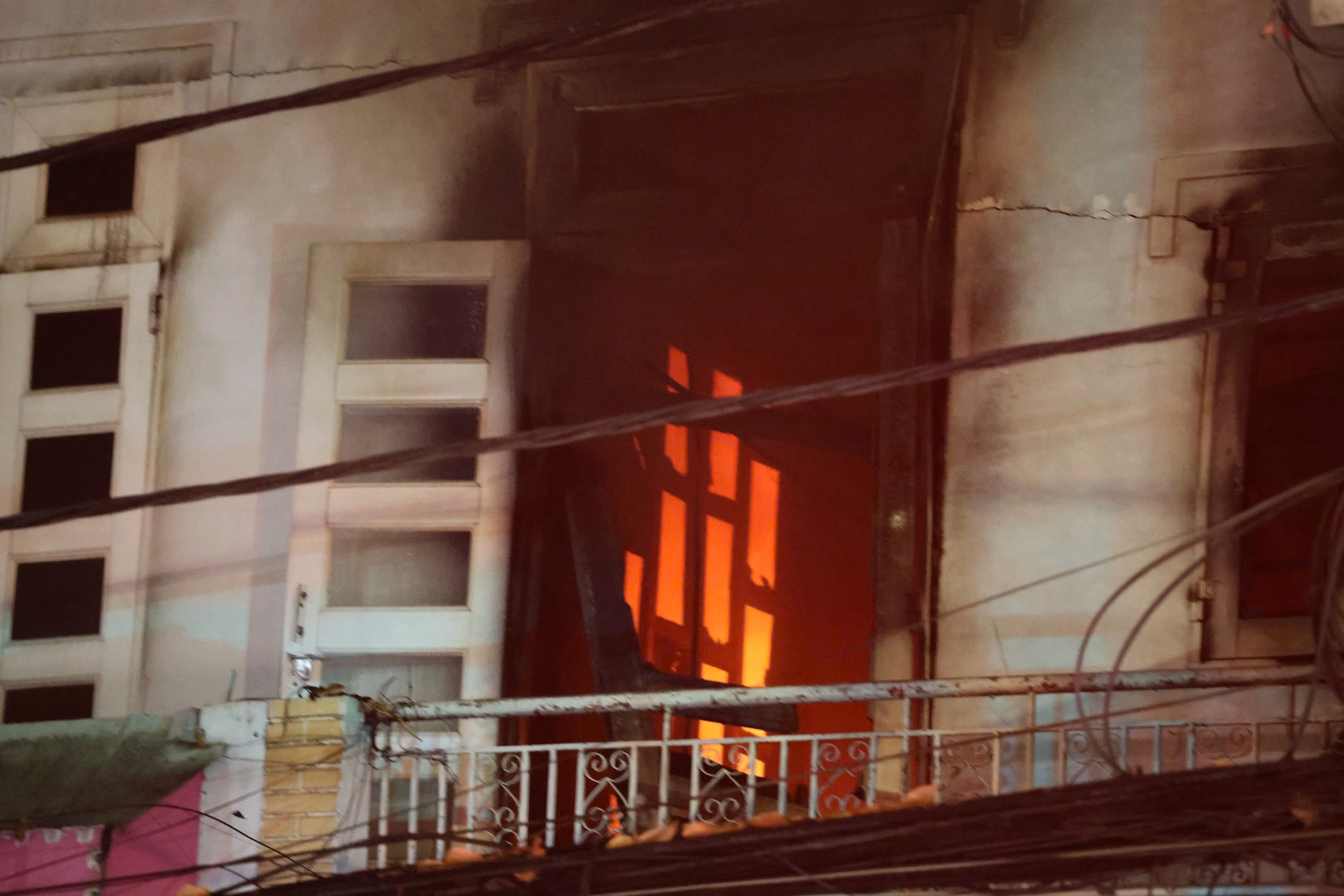 Cảnh sát giải cứu người mắc kẹt trong đám cháy tiệm giặt ủi ở Đồng Nai- Ảnh 9. Cảnh sát giải cứu người mắc kẹt trong đám cháy tiệm giặt ủi ở Đồng Nai- Ảnh 9.