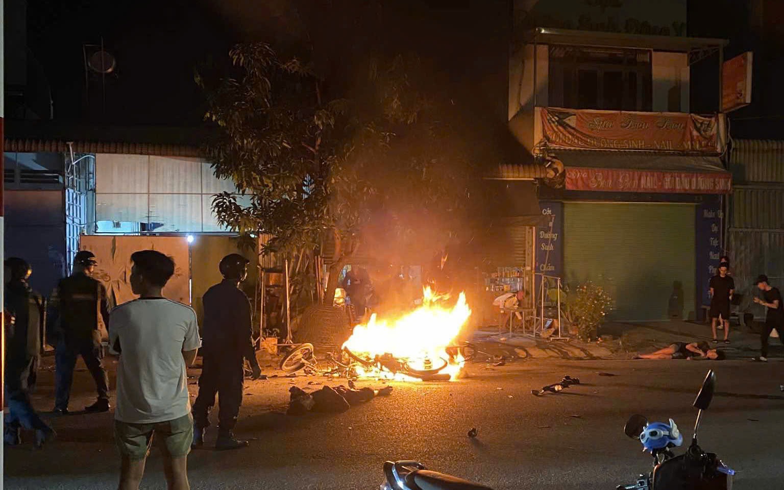 TP.HCM: Người dân yêu cầu tài xế xe ben quay lại hiện trường sau tai nạn làm chết người- Ảnh 3. Xe máy tông nhau bốc cháy ngùn ngụt, 2 người thương vong