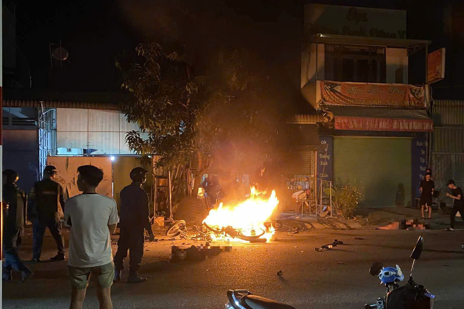 Xe máy tông nhau bốc cháy ngùn ngụt, 2 người thương vong- Ảnh 1. Xe máy tông nhau bốc cháy ngùn ngụt, 2 người thương vong- Ảnh 1.