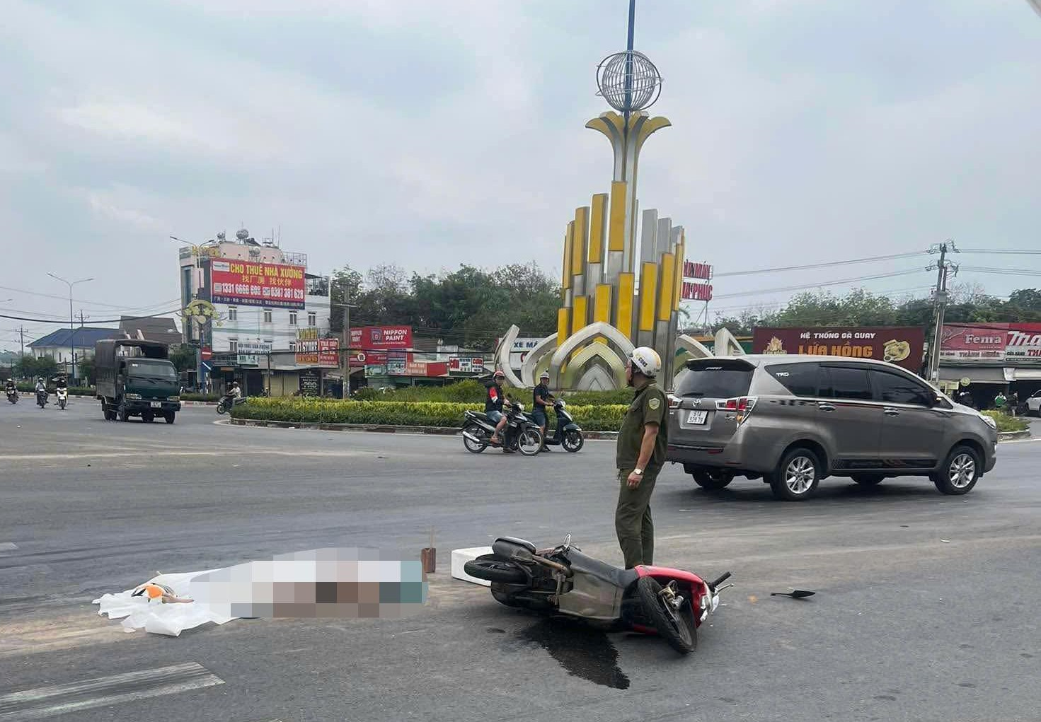 TP.HCM: Người dân yêu cầu tài xế xe ben quay lại hiện trường sau tai nạn làm chết người- Ảnh 1. TP.HCM: Người dân yêu cầu tài xế xe ben quay lại hiện trường sau tai nạn làm chết người- Ảnh 1.