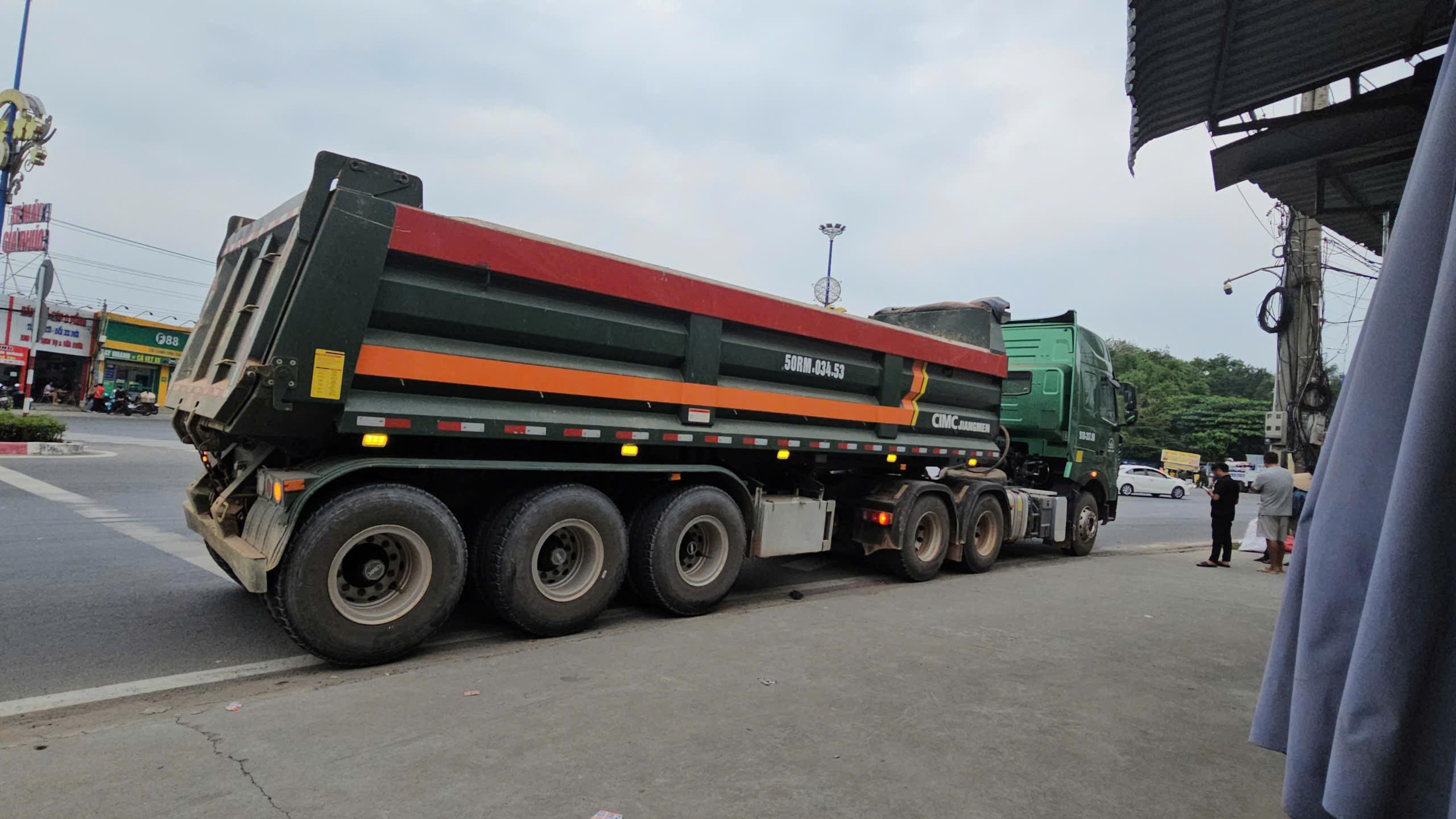 TP.HCM: Người dân yêu cầu tài xế xe ben quay lại hiện trường sau tai nạn làm chết người- Ảnh 2. TP.HCM: Người dân yêu cầu tài xế xe ben quay lại hiện trường sau tai nạn làm chết người- Ảnh 2.