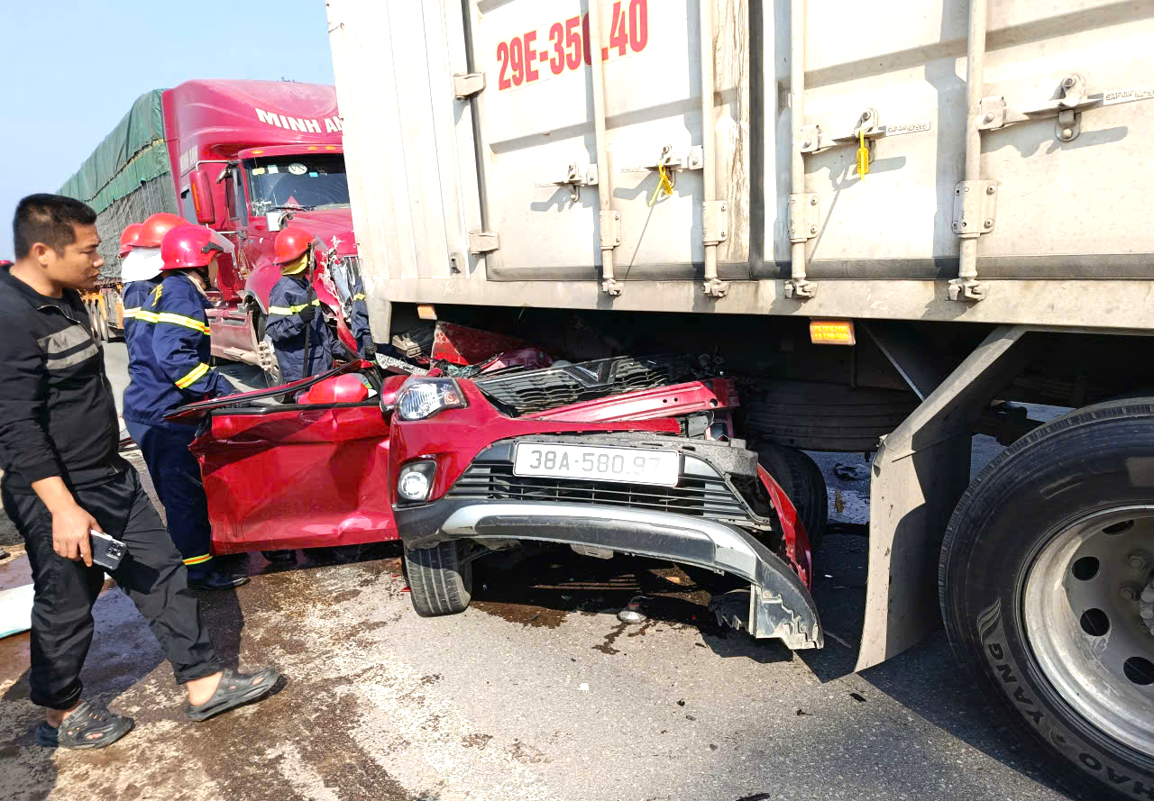 Tai nạn li&ecirc;n ho&agrave;n tr&ecirc;n QL1 tuyến tr&aacute;nh H&agrave; Tĩnh, bốn người bị thương, giao th&ocirc;ng t&ecirc; liệt- Ảnh 1.