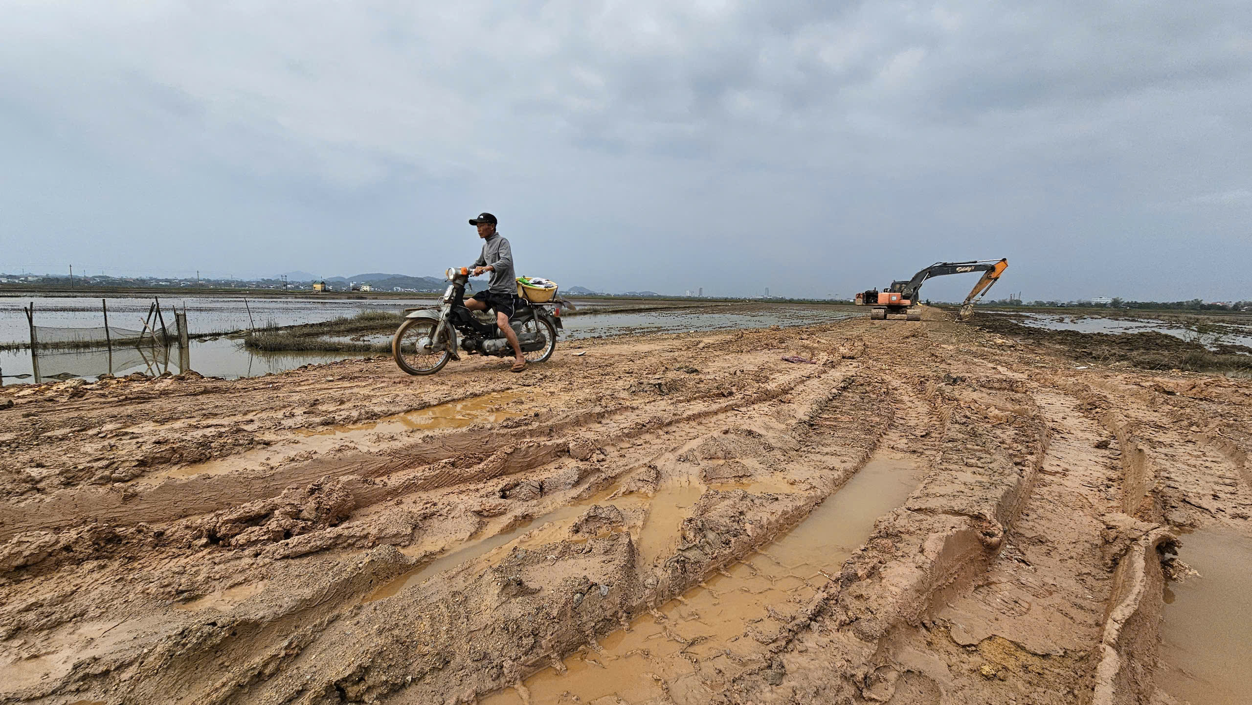 Ngổn ngang c&ocirc;ng trường dự &aacute;n đường 1.100 tỷ đồng ở Huế- Ảnh 14.