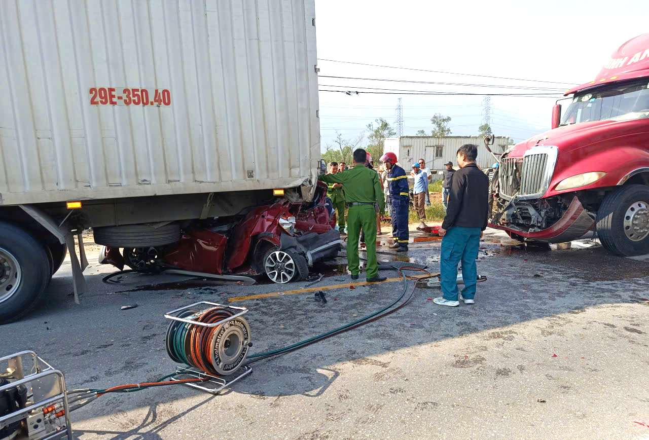 Tai nạn li&ecirc;n ho&agrave;n tr&ecirc;n QL1 tuyến tr&aacute;nh H&agrave; Tĩnh, bốn người bị thương, giao th&ocirc;ng t&ecirc; liệt- Ảnh 2.