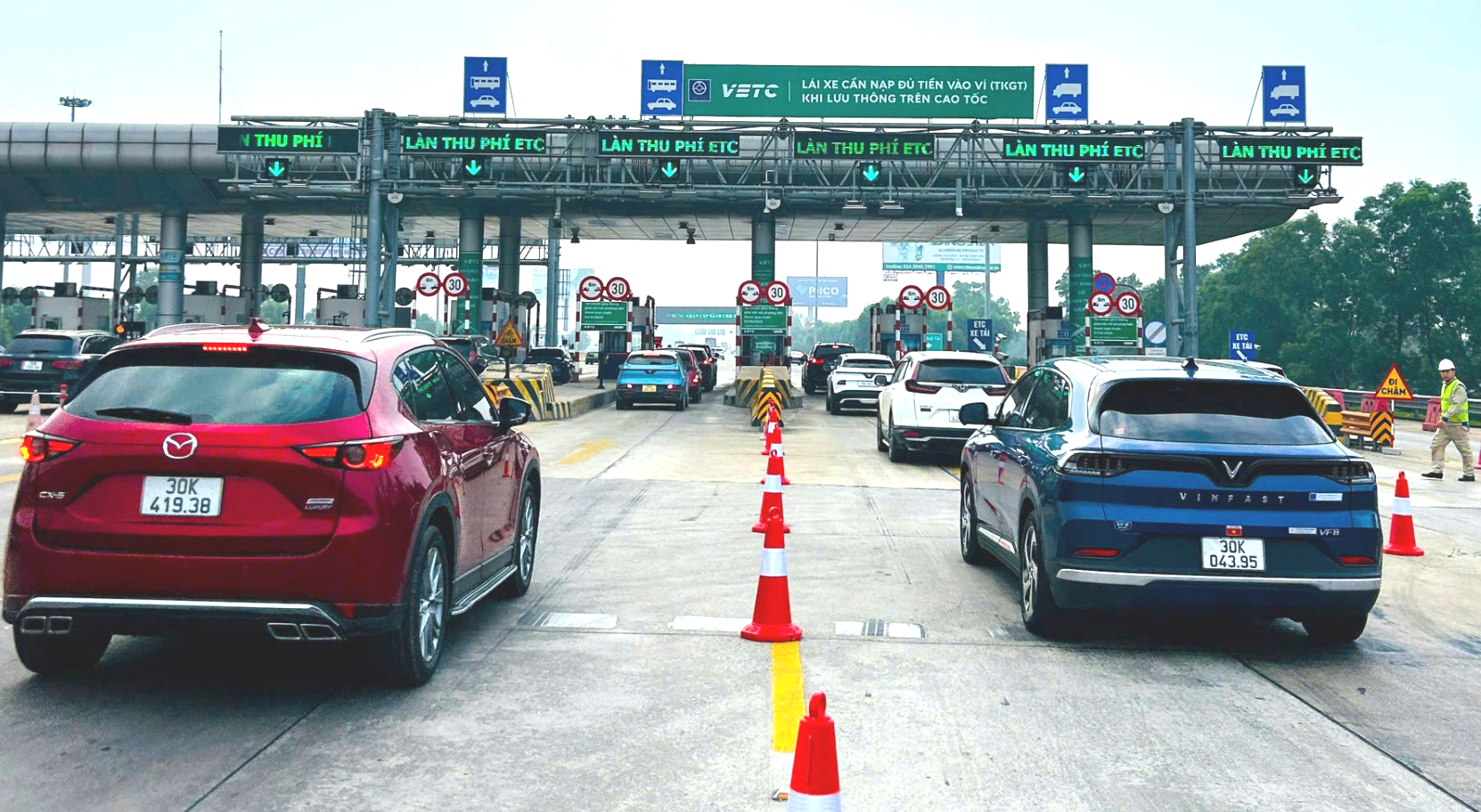 Xe dừng lưu th&ocirc;ng tr&ecirc;n 30 ng&agrave;y: Chủ xe cần l&agrave;m g&igrave; để được miễn ph&iacute; đường bộ?- Ảnh 1.