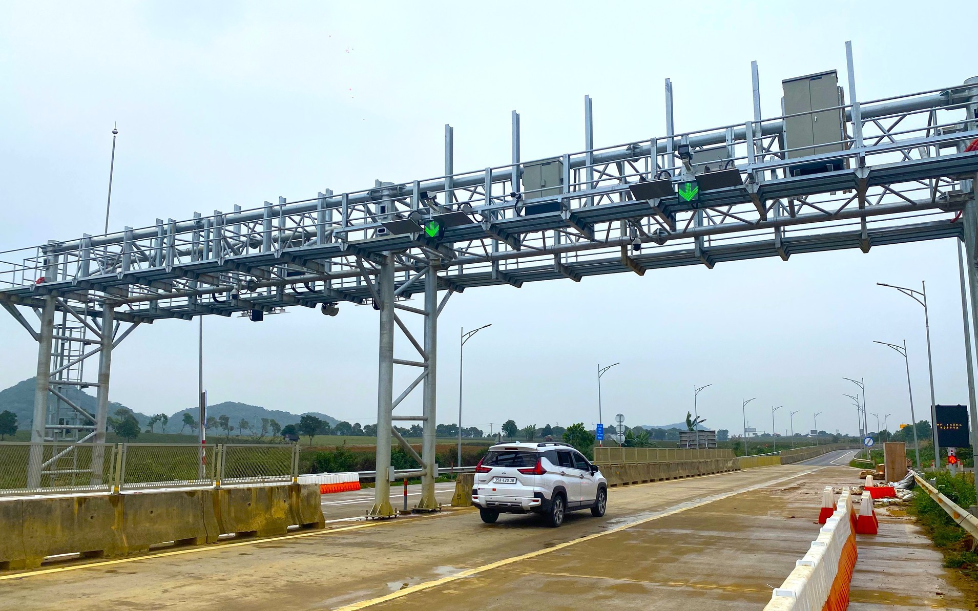 Chạy thử hệ thống thu ph&iacute; tự động tr&ecirc;n cao tốc Bắc - Nam ph&iacute;a Đ&ocirc;ng từ 13/1