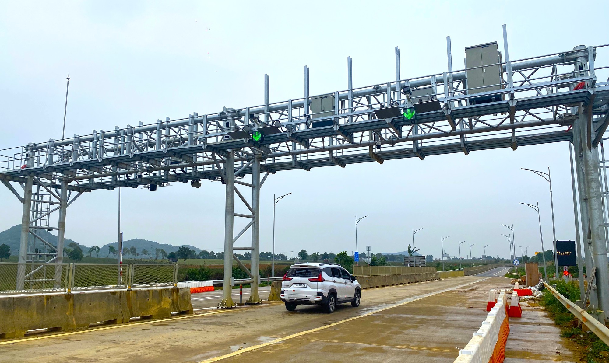 Chạy thử hệ thống thu ph&iacute; tự động tr&ecirc;n cao tốc Bắc - Nam ph&iacute;a Đ&ocirc;ng từ 13/1- Ảnh 1.
