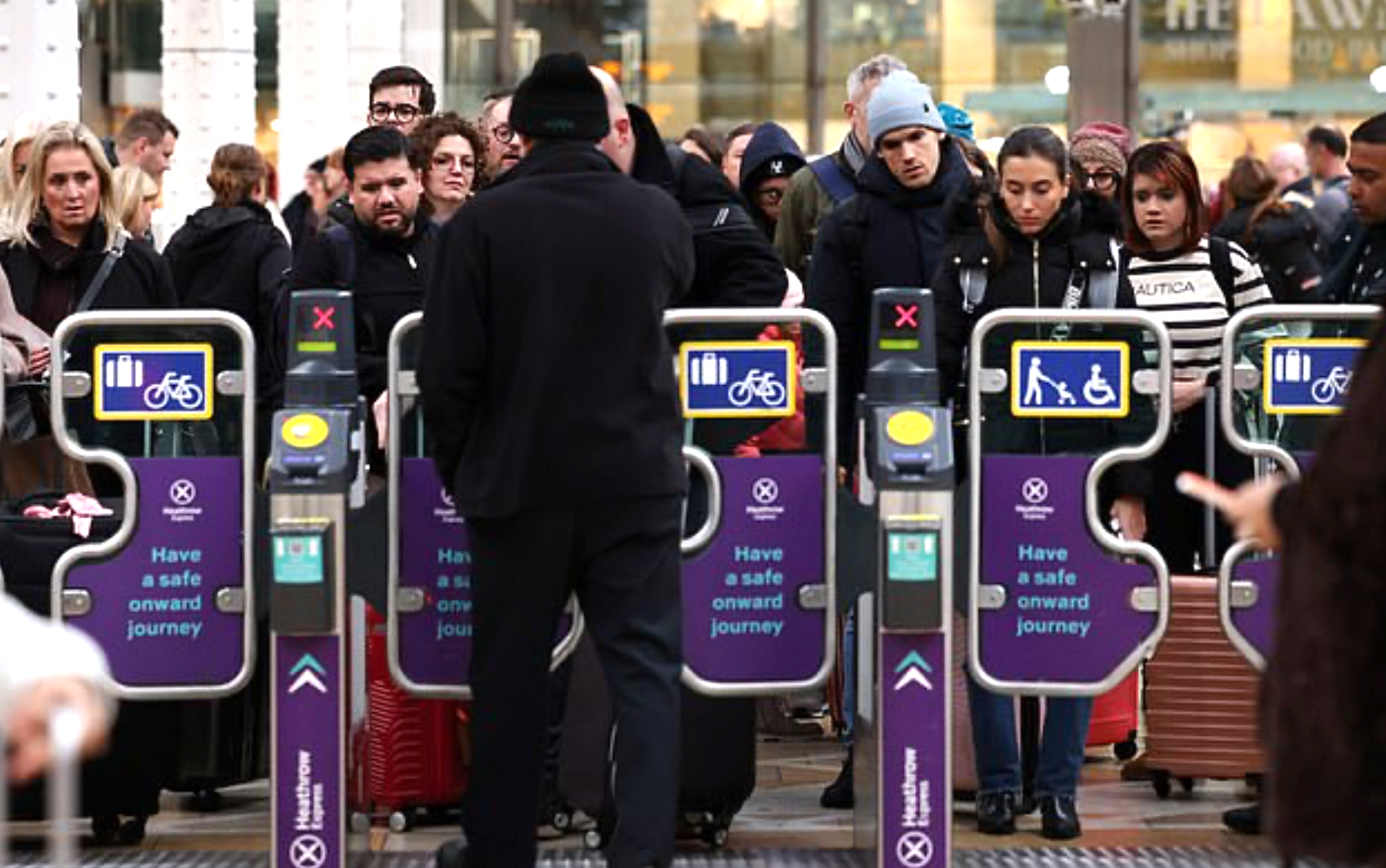 Ch&aacute;y gần đường ray khiến đường sắt kết nối s&acirc;n bay Heathrow ở Anh hỗn loạn- Ảnh 1.