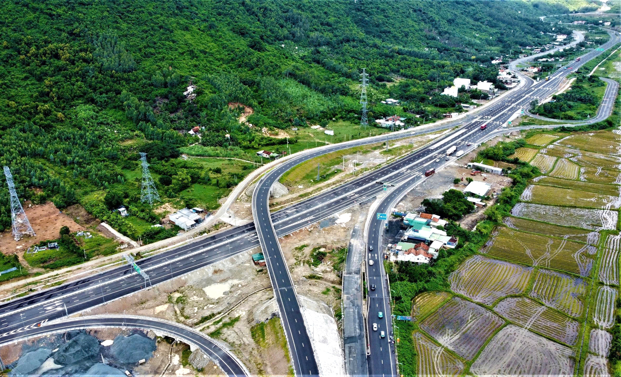 Bộ trưởng Trần Hồng Minh c&ugrave;ng Kh&aacute;nh H&ograve;a th&aacute;o gỡ vướng mắc quy hoạch, ph&aacute;t triển hạ tầng- Ảnh 6.