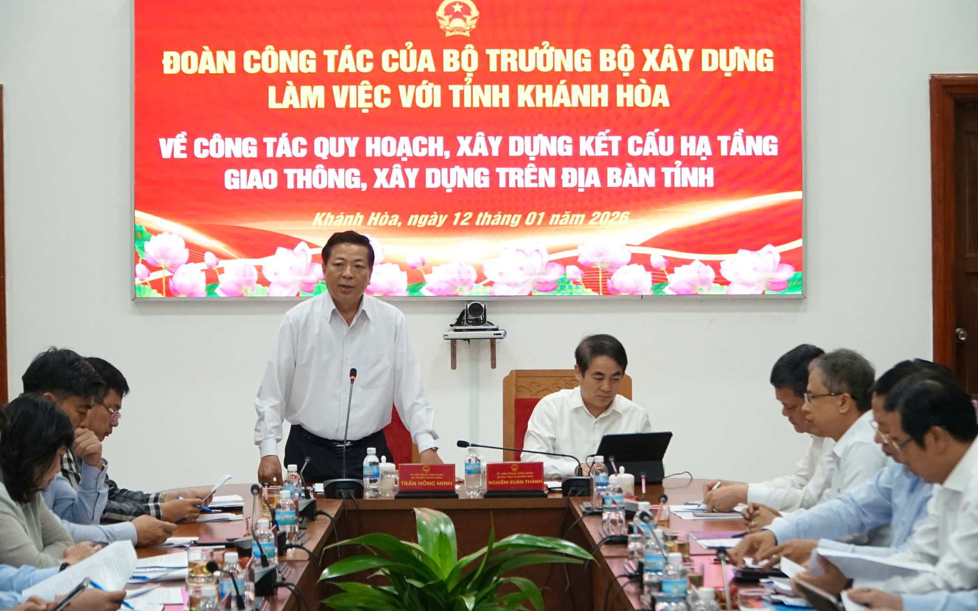 Bộ trưởng Trần Hồng Minh c&ugrave;ng Kh&aacute;nh H&ograve;a th&aacute;o gỡ vướng mắc quy hoạch, ph&aacute;t triển hạ tầng