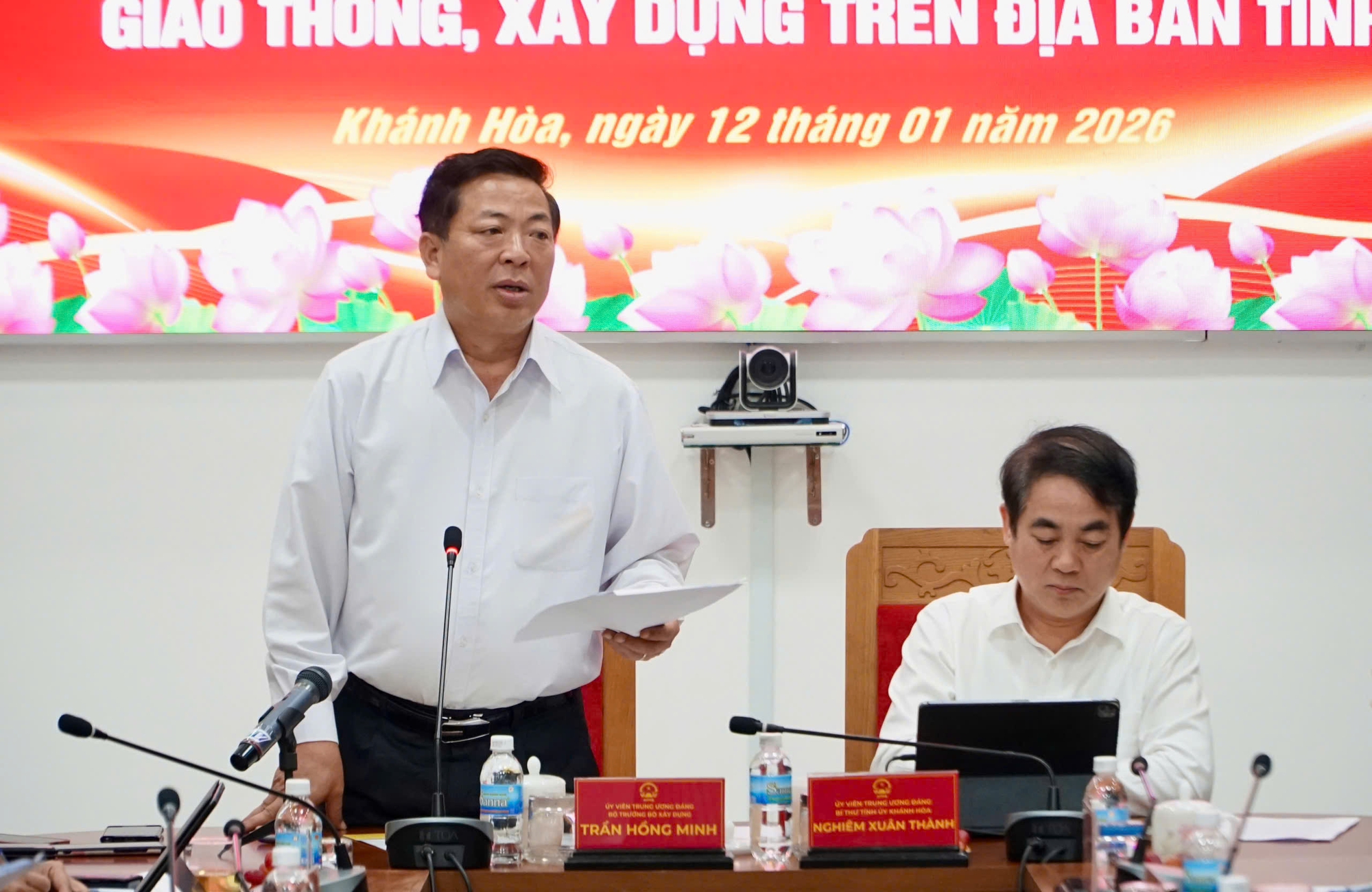 Bộ trưởng Trần Hồng Minh c&ugrave;ng Kh&aacute;nh H&ograve;a th&aacute;o gỡ vướng mắc quy hoạch, ph&aacute;t triển hạ tầng- Ảnh 1.