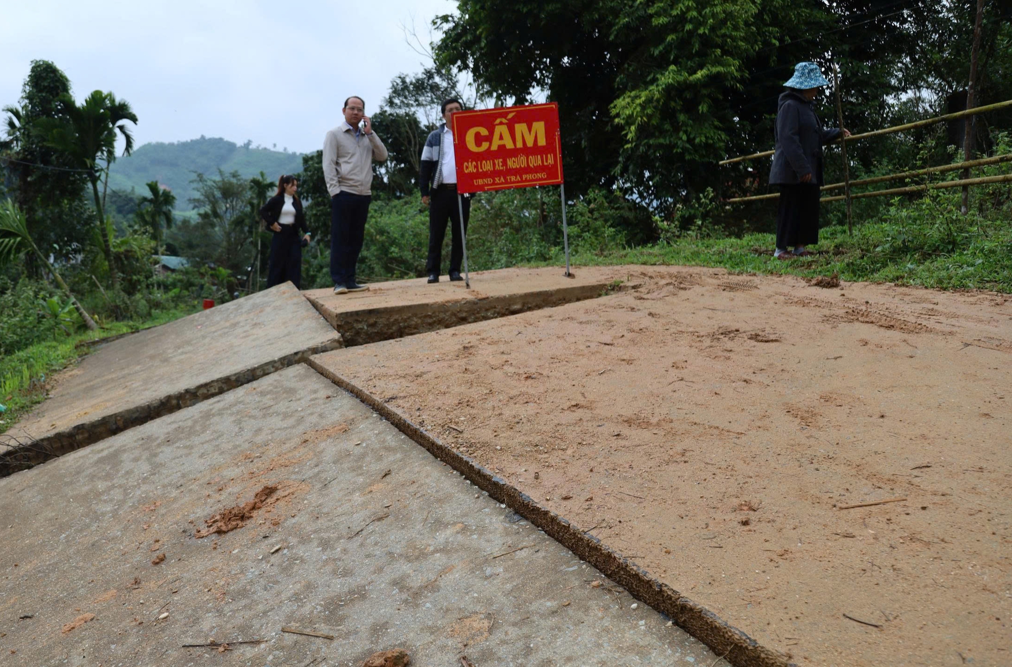 Quảng Ng&atilde;i: Nỗ lực khắc phục sạt lở để người d&acirc;n đi lại ng&agrave;y Tết an to&agrave;n- Ảnh 11.