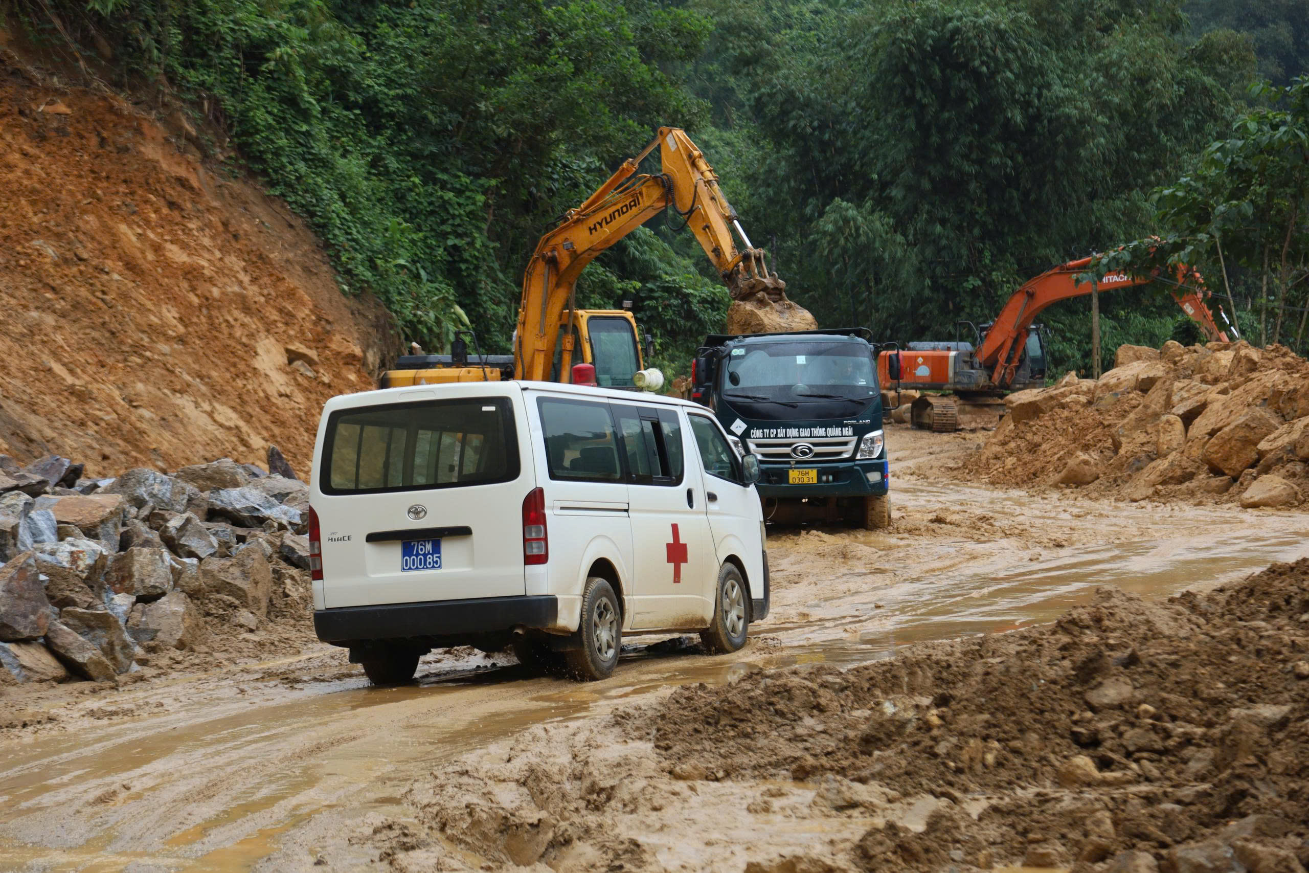 Quảng Ng&atilde;i: Nỗ lực khắc phục sạt lở để người d&acirc;n đi lại ng&agrave;y Tết an to&agrave;n- Ảnh 4.