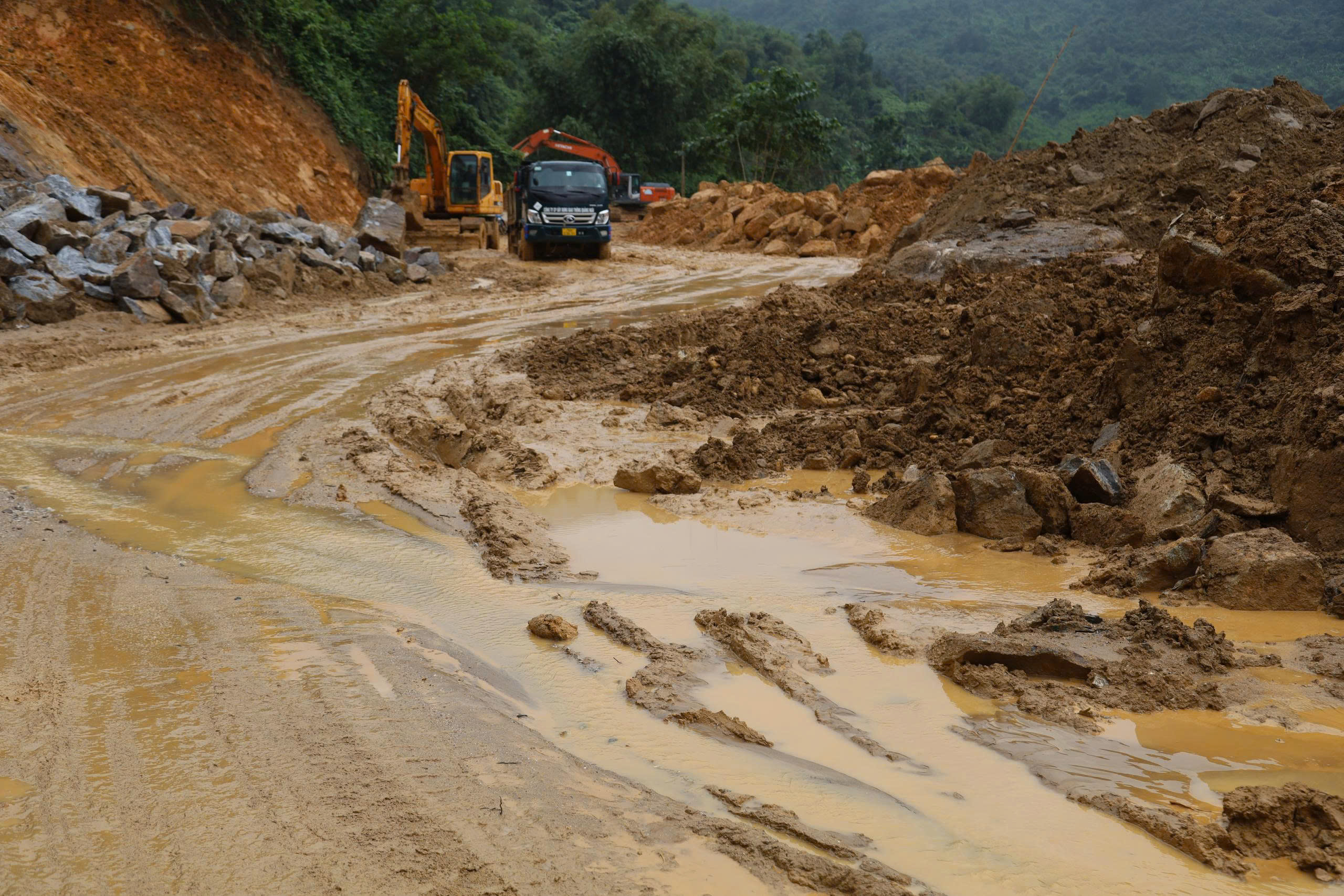 Quảng Ng&atilde;i: Nỗ lực khắc phục sạt lở để người d&acirc;n đi lại ng&agrave;y Tết an to&agrave;n- Ảnh 9.