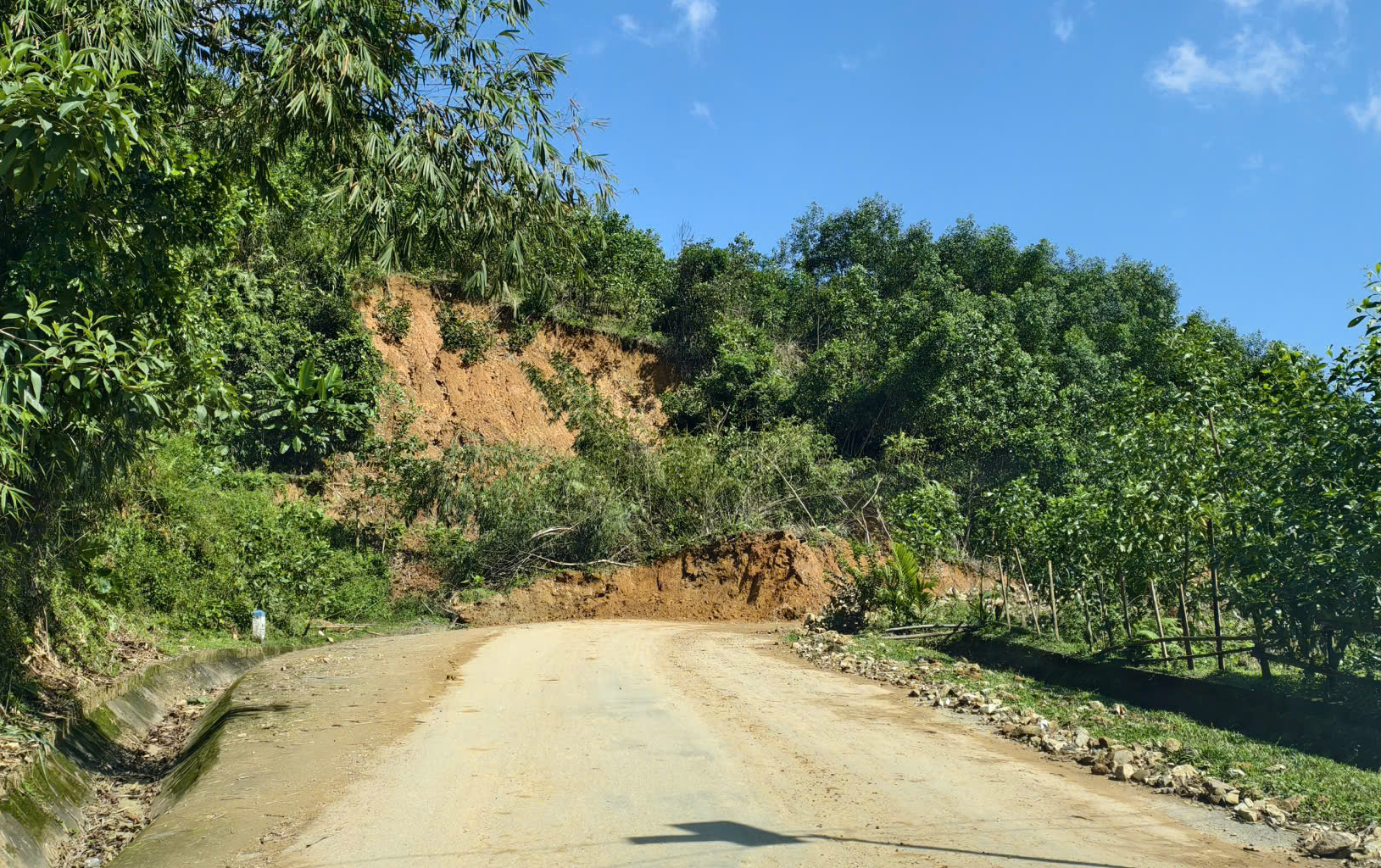 Quảng Ng&atilde;i: Nỗ lực khắc phục sạt lở để người d&acirc;n đi lại ng&agrave;y Tết an to&agrave;n- Ảnh 8.