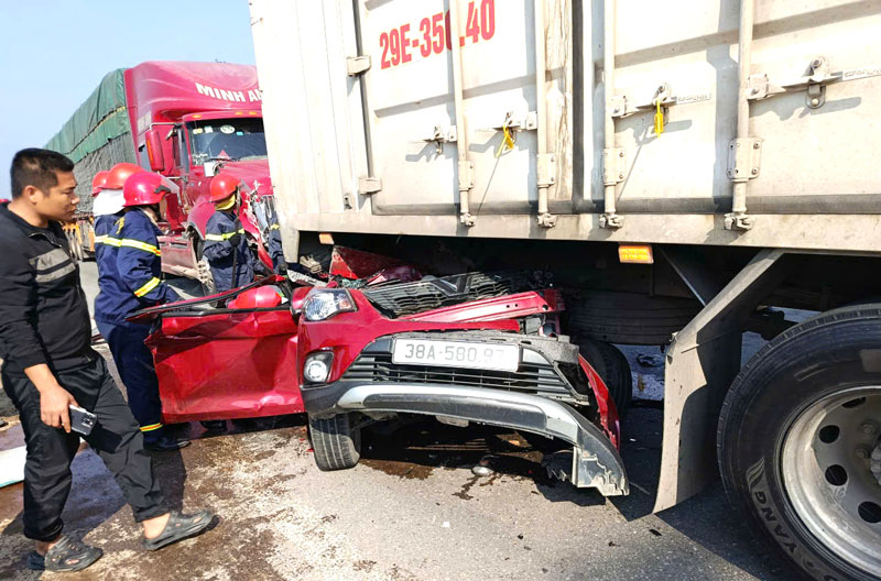 Hiện trường vụ tai nạn li&ecirc;n ho&agrave;n.