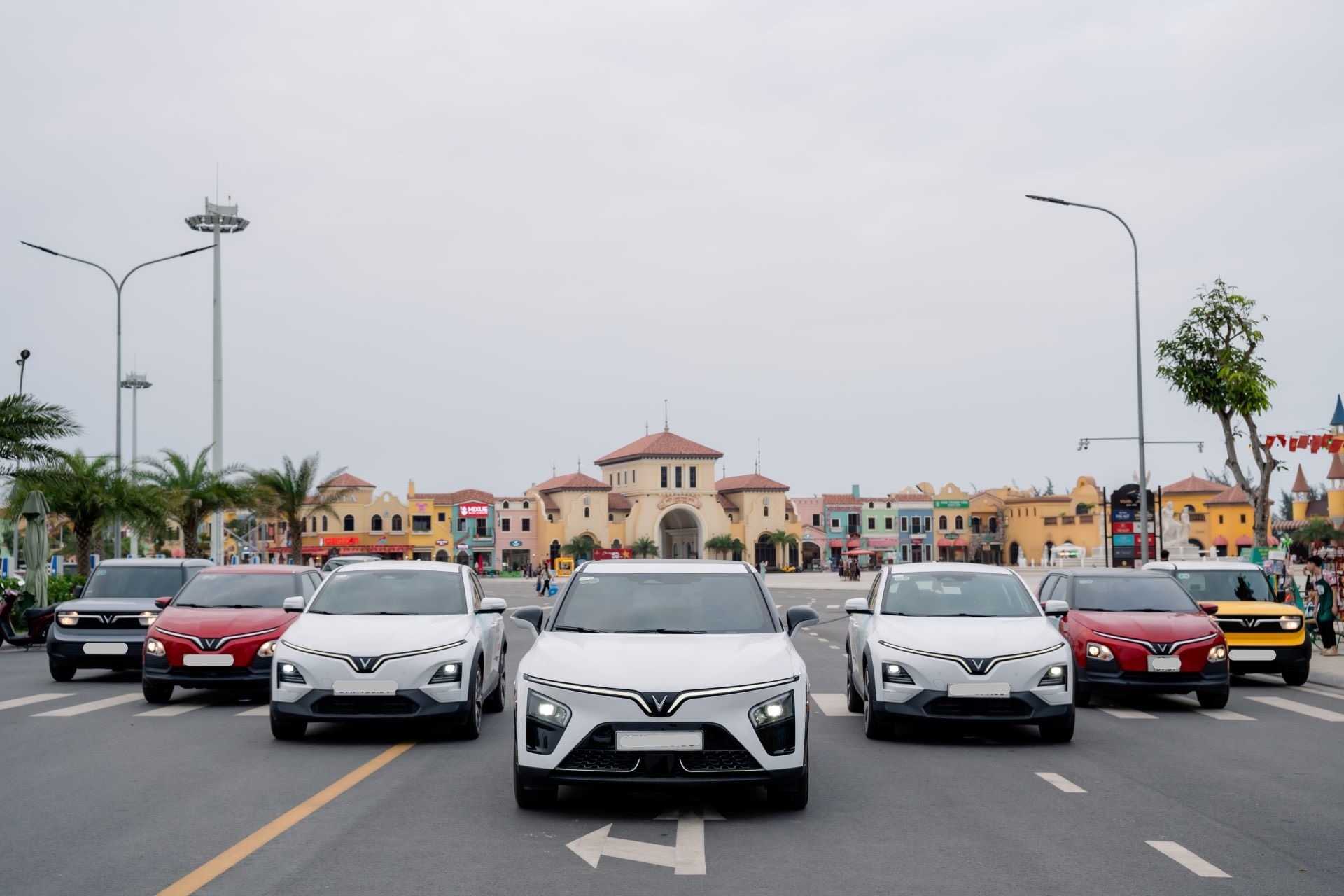 VinFast bán hơn 175.000 ô tô điện trong năm 2025- Ảnh 2. VinFast bán hơn 175.000 ô tô điện trong năm 2025- Ảnh 2.