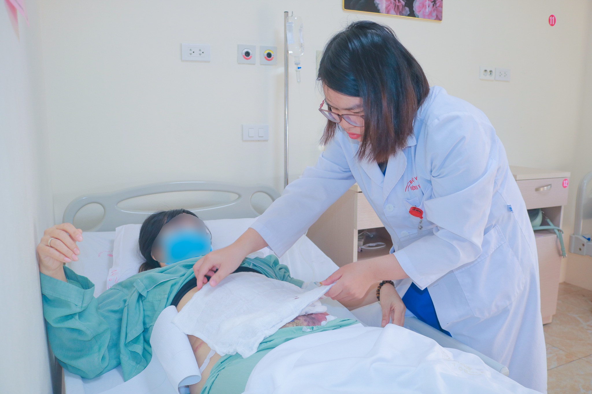 H&uacute;t mỡ bụng, gh&eacute;p mỡ mặt, một phụ nữ nguy kịch- Ảnh 1.