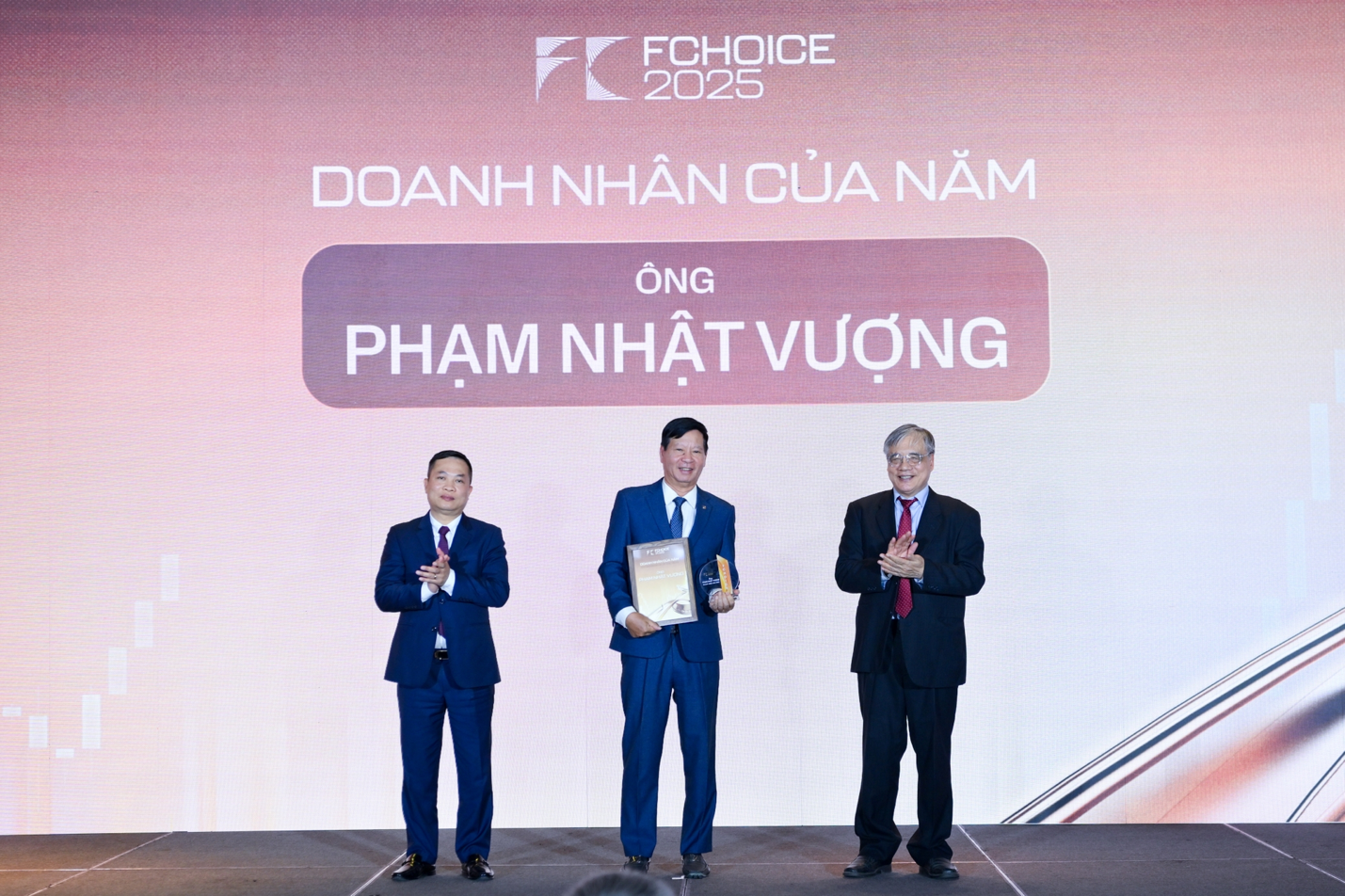 Doanh nghiệp, doanh nhân bất động sản "chiếm sóng" lễ vinh danh Fchoice 2026- Ảnh 2. Doanh nghiệp, doanh nhân bất động sản "chiếm sóng" lễ vinh danh Fchoice 2026- Ảnh 2.