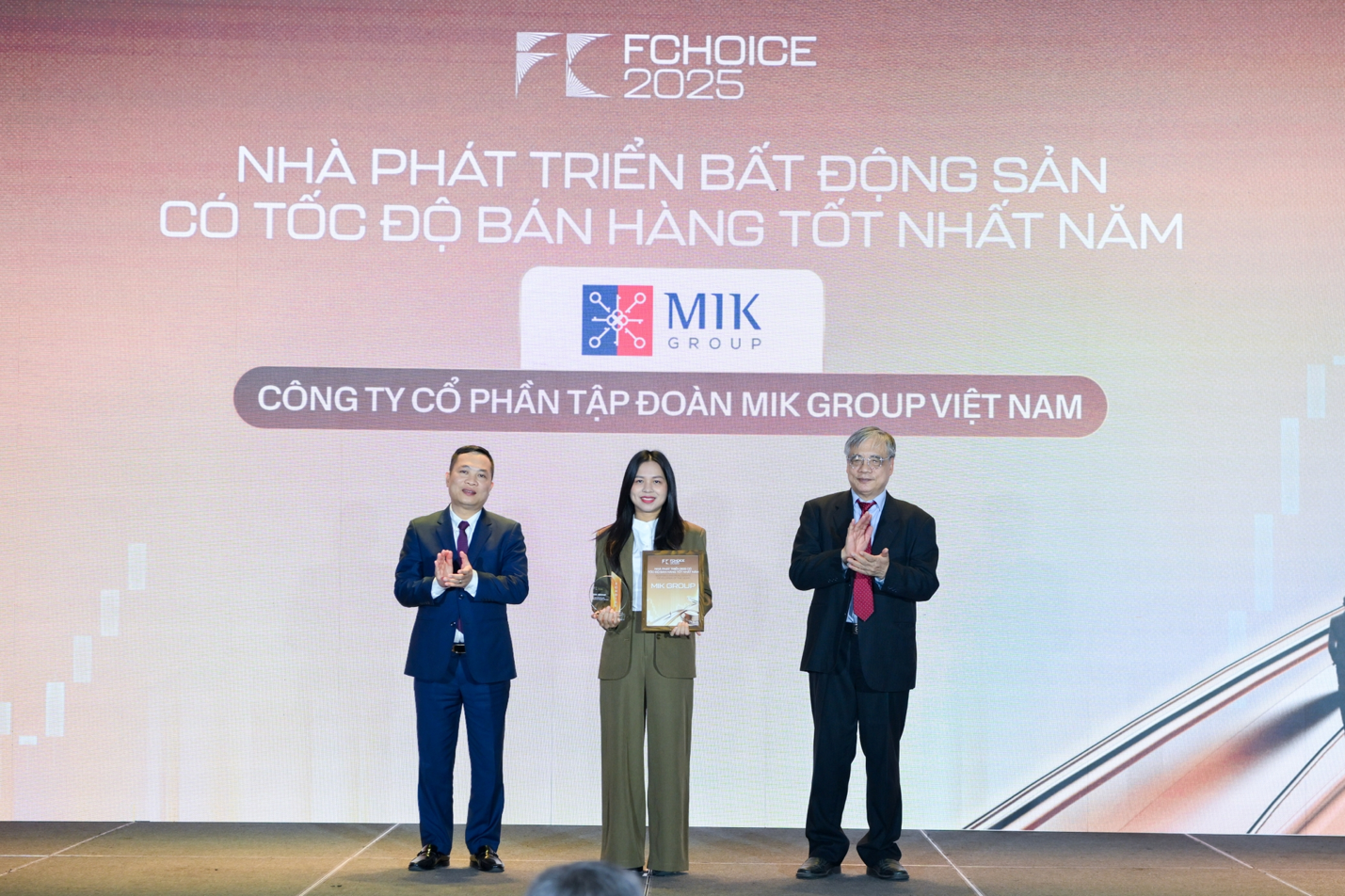 Doanh nghiệp, doanh nhân bất động sản "chiếm sóng" lễ vinh danh Fchoice 2026- Ảnh 3. Doanh nghiệp, doanh nhân bất động sản "chiếm sóng" lễ vinh danh Fchoice 2026- Ảnh 3.