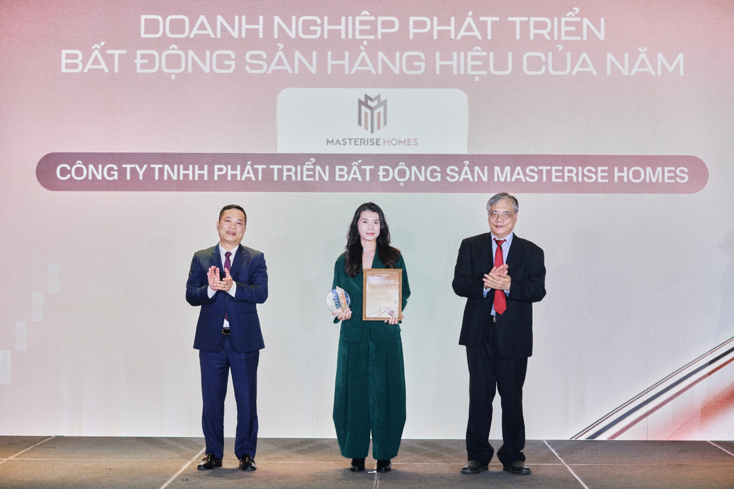 Doanh nghiệp, doanh nhân bất động sản "chiếm sóng" lễ vinh danh Fchoice 2026- Ảnh 8. Doanh nghiệp, doanh nhân bất động sản "chiếm sóng" lễ vinh danh Fchoice 2026- Ảnh 8.