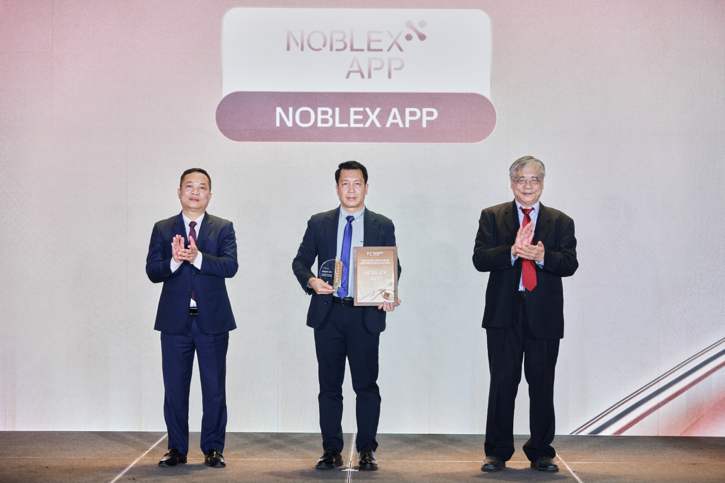 Doanh nghiệp, doanh nhân bất động sản "chiếm sóng" lễ vinh danh Fchoice 2026- Ảnh 10. Doanh nghiệp, doanh nhân bất động sản "chiếm sóng" lễ vinh danh Fchoice 2026- Ảnh 10.