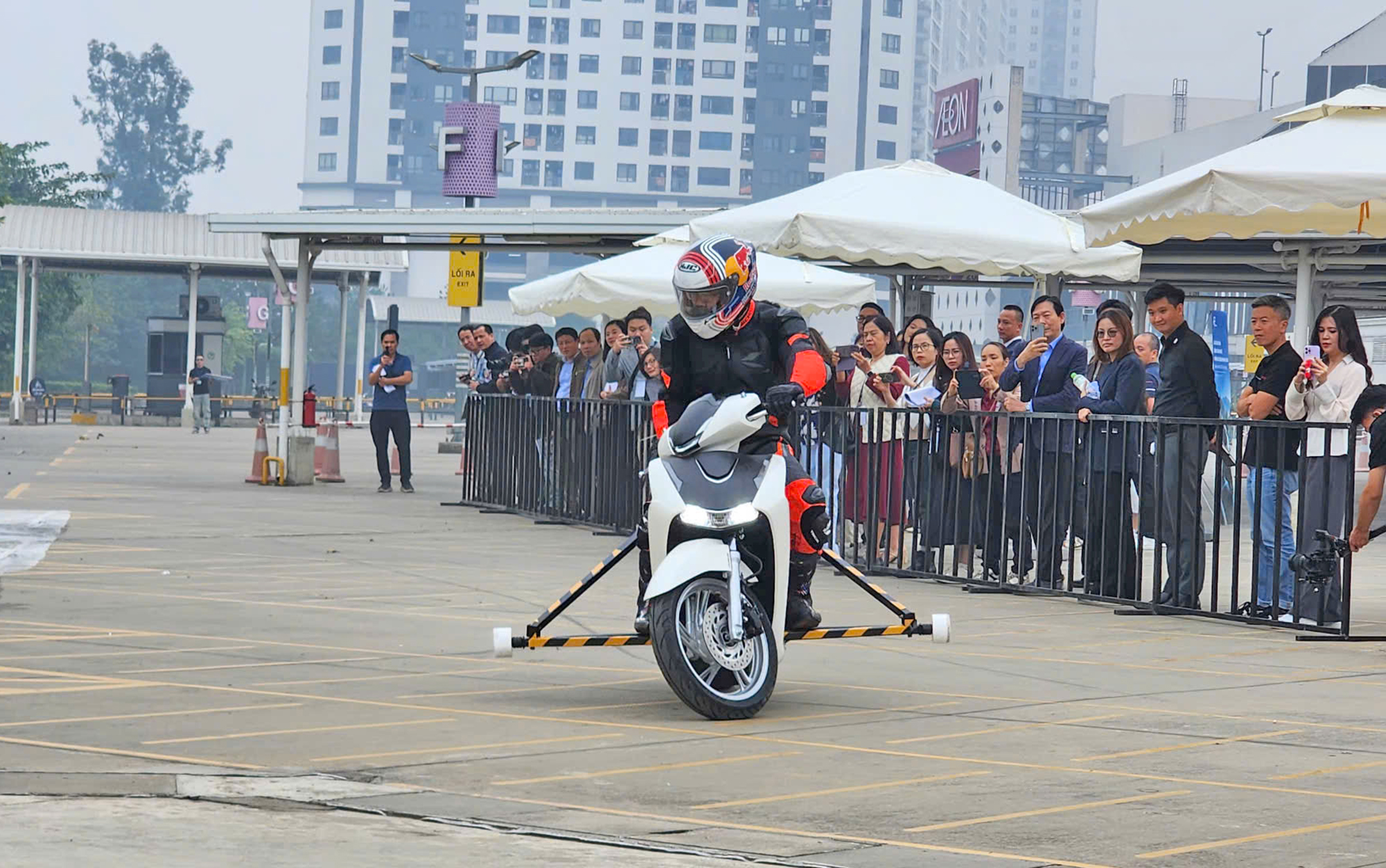 Có nên bắt buộc xe máy phải có phanh ABS?- Ảnh 3.