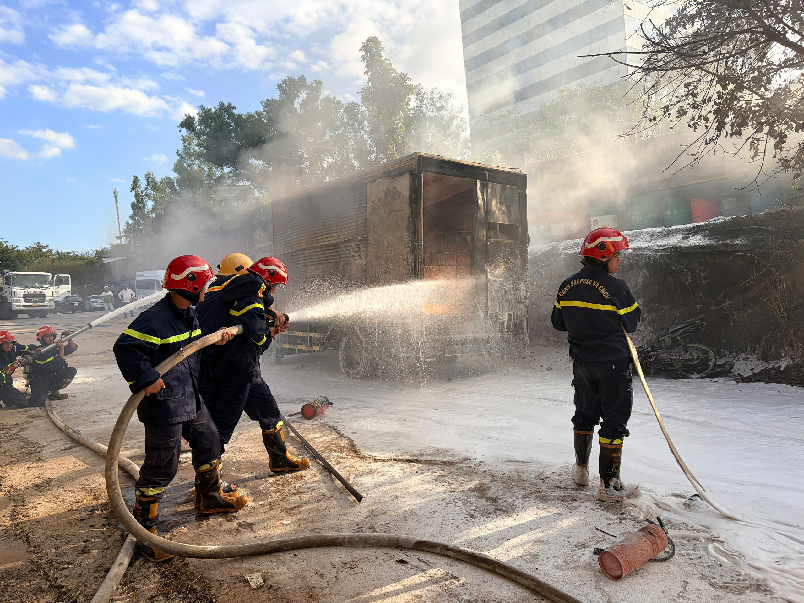 Gia Lai: Xe tải bốc ch&aacute;y ng&ugrave;n ngụt trong c&acirc;y xăng- Ảnh 1.