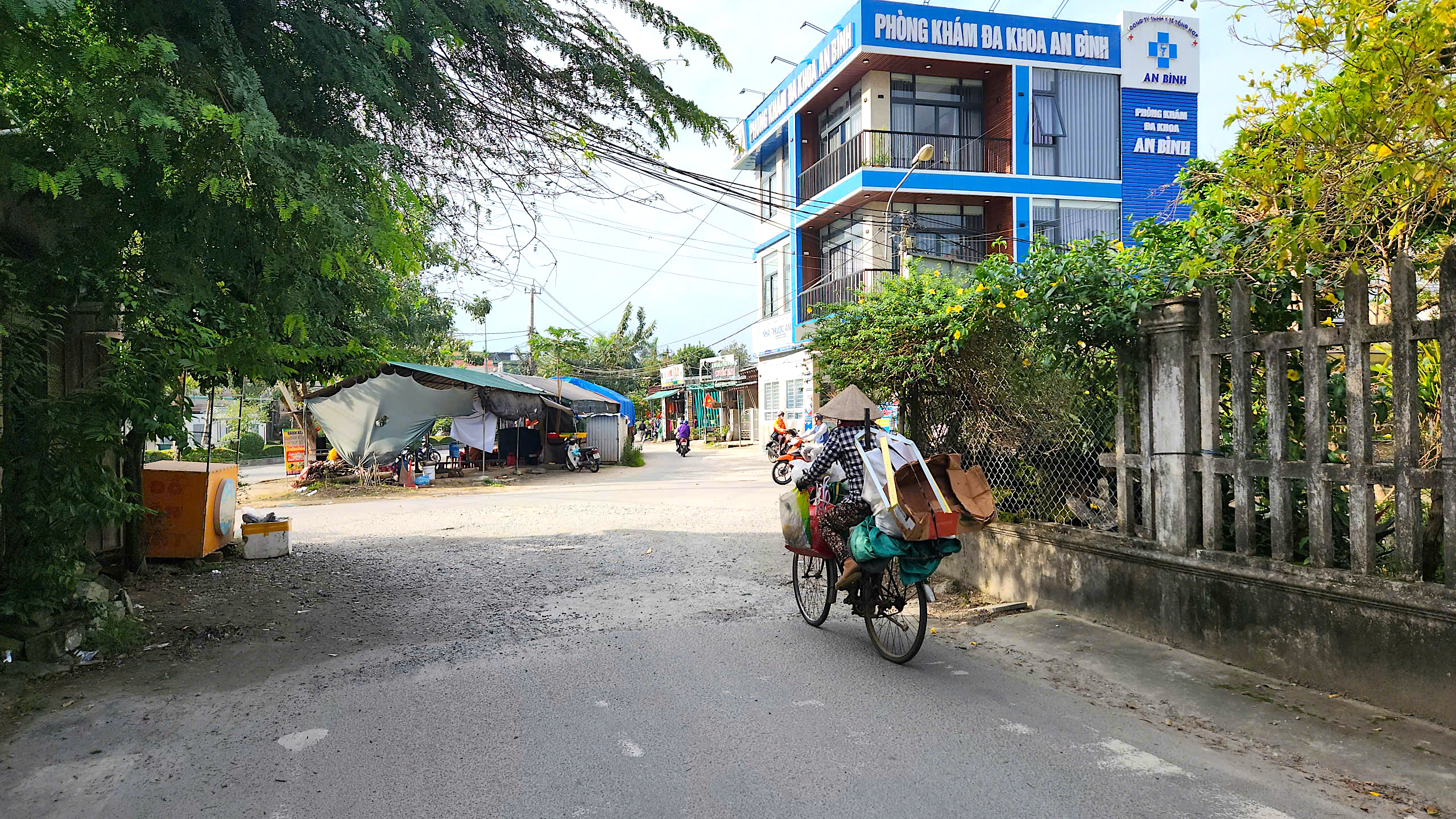 Di dời hộ dân cuối cùng, thi công hoàn thiện tuyến đường dở dang nhiều năm ở Quảng Ngãi- Ảnh 2. Di dời hộ dân cuối cùng, thi công hoàn thiện tuyến đường dở dang nhiều năm ở Quảng Ngãi- Ảnh 2.