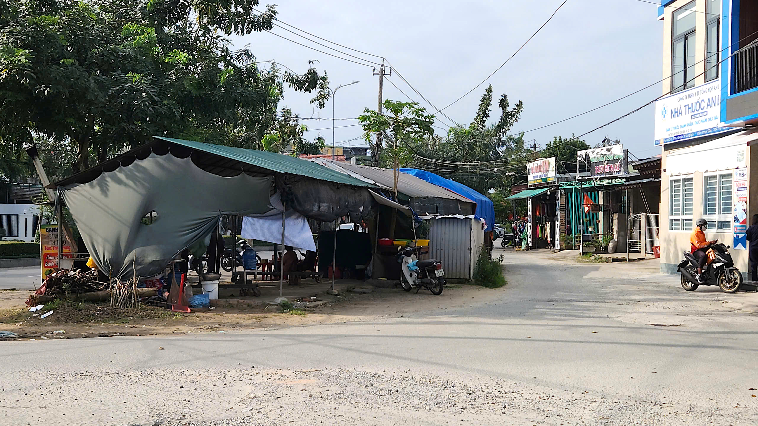 Di dời hộ dân cuối cùng, thi công hoàn thiện tuyến đường dở dang nhiều năm ở Quảng Ngãi- Ảnh 1. Di dời hộ dân cuối cùng, thi công hoàn thiện tuyến đường dở dang nhiều năm ở Quảng Ngãi- Ảnh 1.