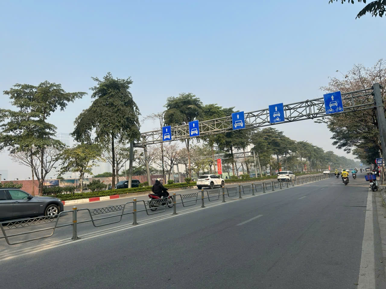 H&agrave; Nội: Xe m&aacute;y &ldquo;tranh l&agrave;n&rdquo; &ocirc; t&ocirc; tr&ecirc;n Phạm Văn Đồng, nguy cơ va chạm lu&ocirc;n r&igrave;nh rập- Ảnh 2.