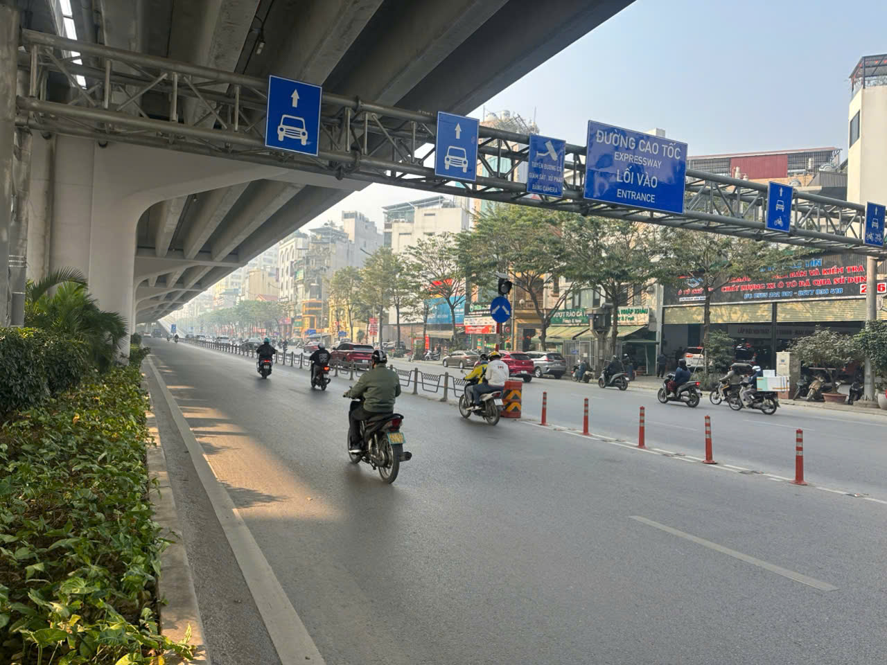 H&agrave; Nội: Xe m&aacute;y &ldquo;tranh l&agrave;n&rdquo; &ocirc; t&ocirc; tr&ecirc;n Phạm Văn Đồng, nguy cơ va chạm lu&ocirc;n r&igrave;nh rập- Ảnh 1.