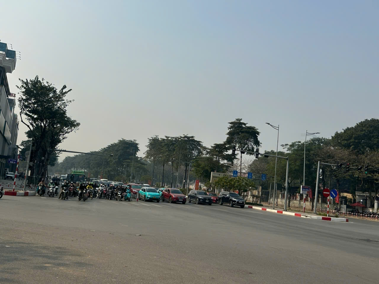 H&agrave; Nội: Xe m&aacute;y &ldquo;tranh l&agrave;n&rdquo; &ocirc; t&ocirc; tr&ecirc;n Phạm Văn Đồng, nguy cơ va chạm lu&ocirc;n r&igrave;nh rập- Ảnh 3.