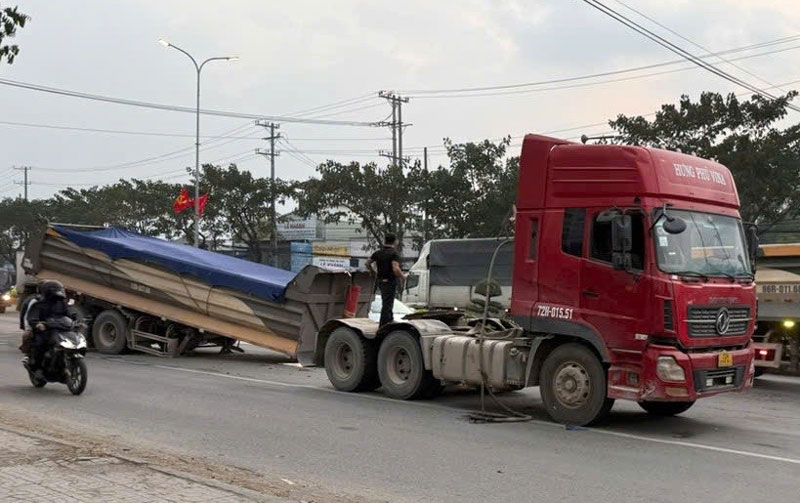 Chiếc xe đầu k&eacute;o gặp nạn.