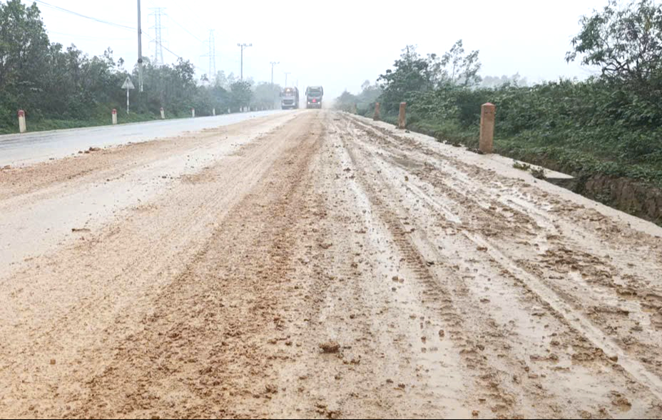 Xe chở vật liệu rơi vãi, kéo bùn đất "bủa vây" tuyến tránh quốc lộ 1 qua Hà Tĩnh- Ảnh 1. Xe chở vật liệu rơi vãi, kéo bùn đất "bủa vây" tuyến tránh quốc lộ 1 qua Hà Tĩnh- Ảnh 1.