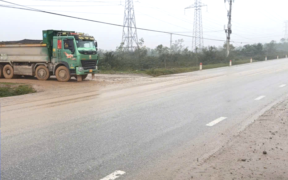Xe chở vật liệu rơi vãi, kéo bùn đất "bủa vây" tuyến tránh quốc lộ 1 qua Hà Tĩnh- Ảnh 2. Xe chở vật liệu rơi vãi, kéo bùn đất "bủa vây" tuyến tránh quốc lộ 1 qua Hà Tĩnh- Ảnh 2.