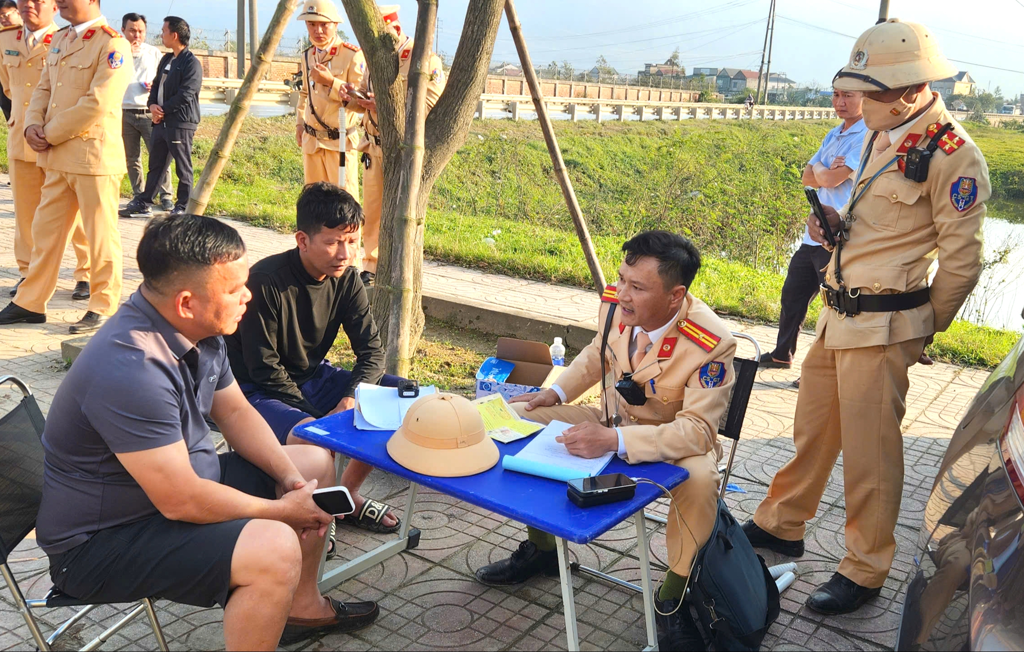 Xe chở vật liệu rơi vãi, kéo bùn đất "bủa vây" tuyến tránh quốc lộ 1 qua Hà Tĩnh- Ảnh 4. Xe chở vật liệu rơi vãi, kéo bùn đất "bủa vây" tuyến tránh quốc lộ 1 qua Hà Tĩnh- Ảnh 4.