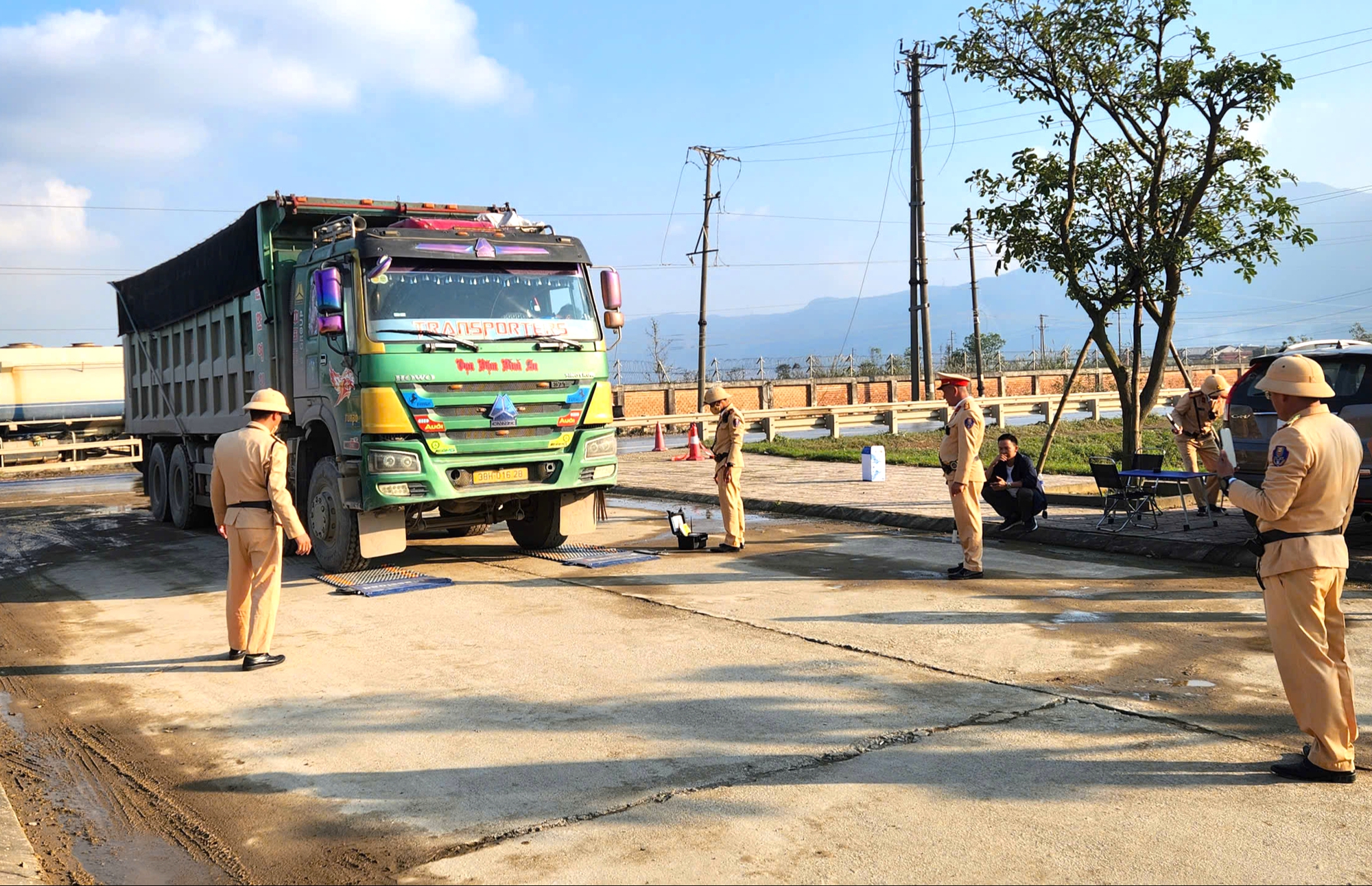 Xe chở vật liệu rơi vãi, kéo bùn đất "bủa vây" tuyến tránh quốc lộ 1 qua Hà Tĩnh- Ảnh 5. Xe chở vật liệu rơi vãi, kéo bùn đất "bủa vây" tuyến tránh quốc lộ 1 qua Hà Tĩnh- Ảnh 5.