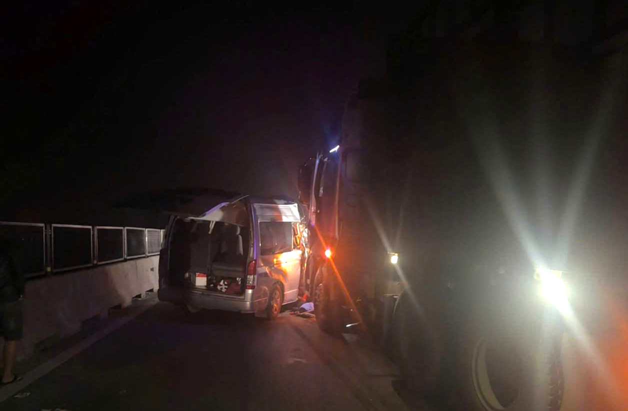 X&aacute;c định nguy&ecirc;n nh&acirc;n ban đầu vụ tai nạn tr&ecirc;n cao tốc l&agrave;m 4 người chết, 5 người bị thương- Ảnh 2.