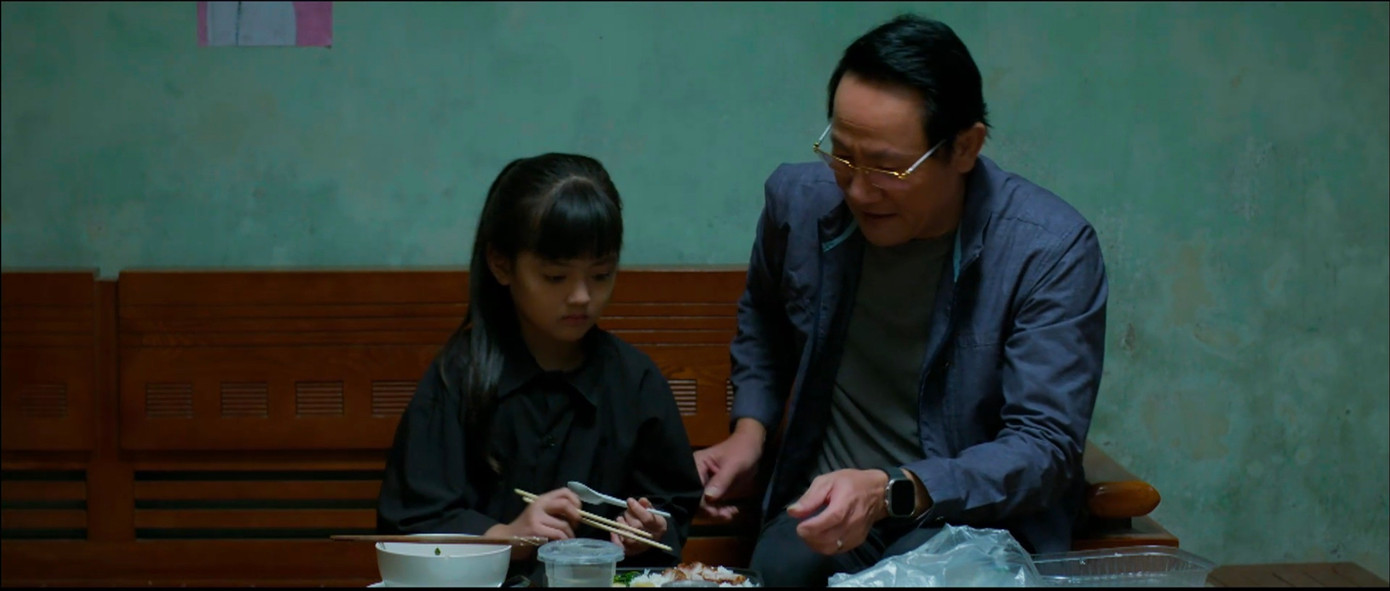 "Gia đ&igrave;nh tr&aacute;i dấu" g&acirc;y tranh c&atilde;i vẫn dẫn đầu rating phim giờ v&agrave;ng VTV- Ảnh 4.