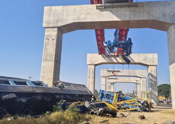 Th&aacute;i Lan: Cần cẩu sập, đ&egrave; tr&uacute;ng t&agrave;u hỏa khiến &iacute;t nhất 19 người thiệt mạng- Ảnh 1.