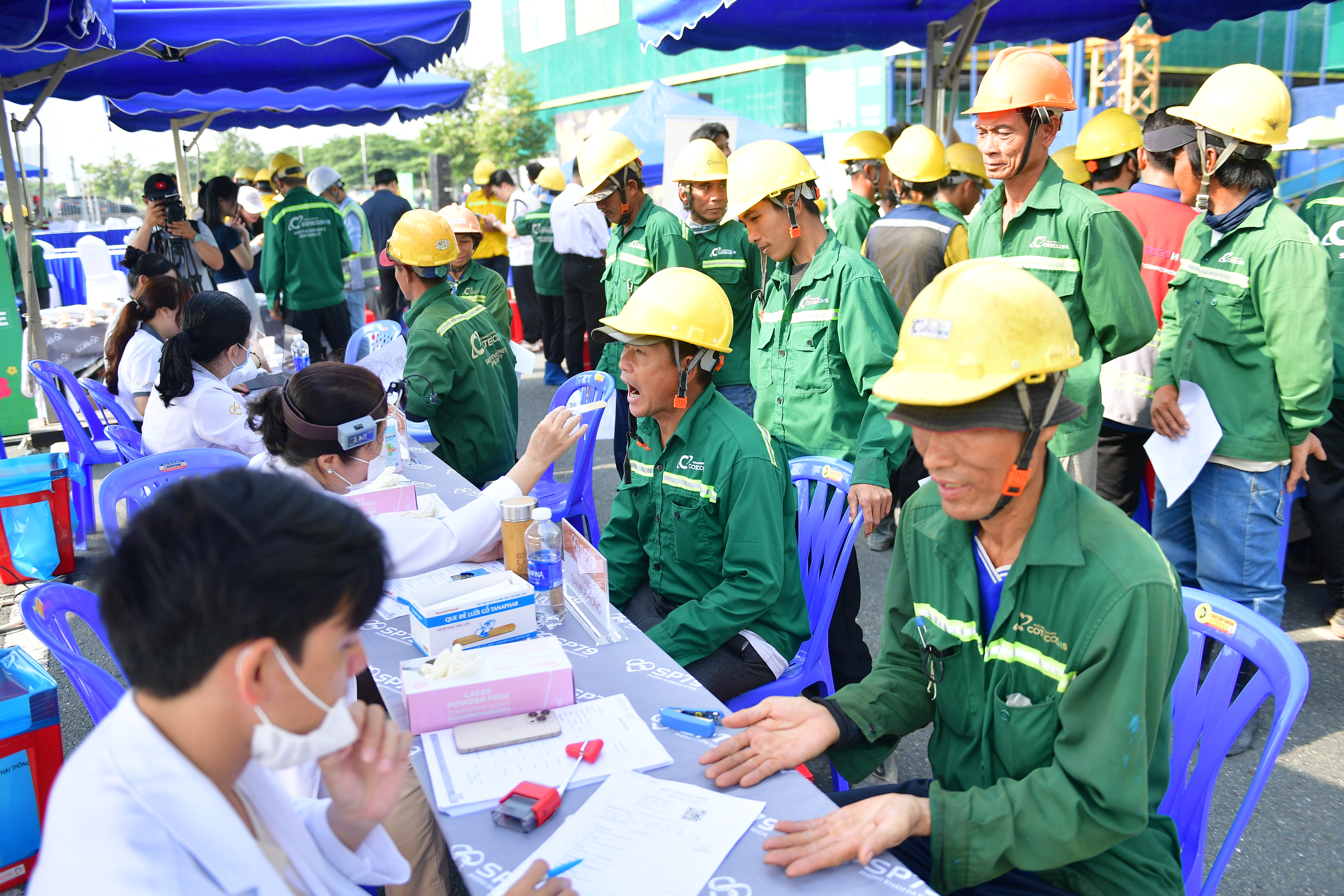 Tết sớm giữa đại c&ocirc;ng trường TP.HCM: Ấm l&ograve;ng c&ocirc;ng nh&acirc;n xa qu&ecirc;- Ảnh 3.